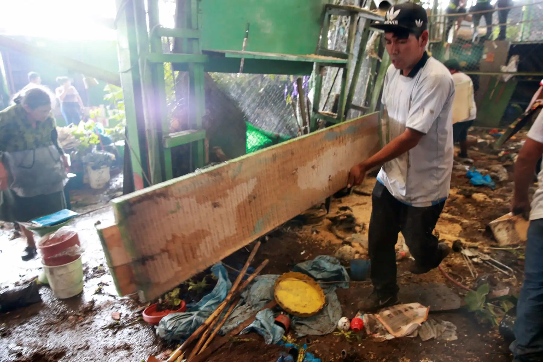 Comerciantes queman puestos para evitar desalojo y se enfrentan a la policía en el Mercado de flores de “Piedra Liza”, ubicado en el distrito del Rímac. Foto: ANDINA/Norman Córdova