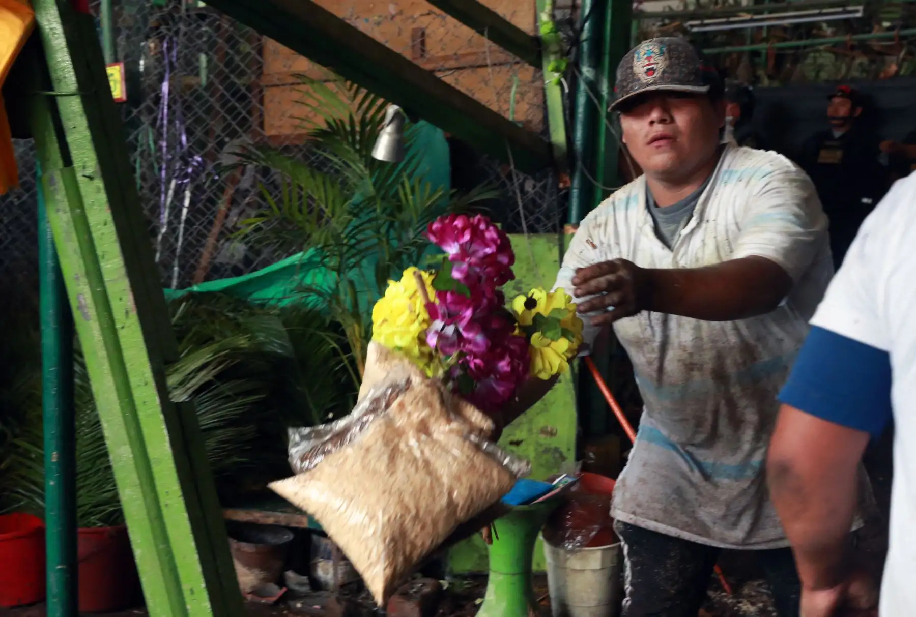 Comerciantes queman puestos para evitar desalojo y se enfrentan a la policía en el Mercado de flores de “Piedra Liza”, ubicado en el distrito del Rímac. Foto: ANDINA/Norman Córdova