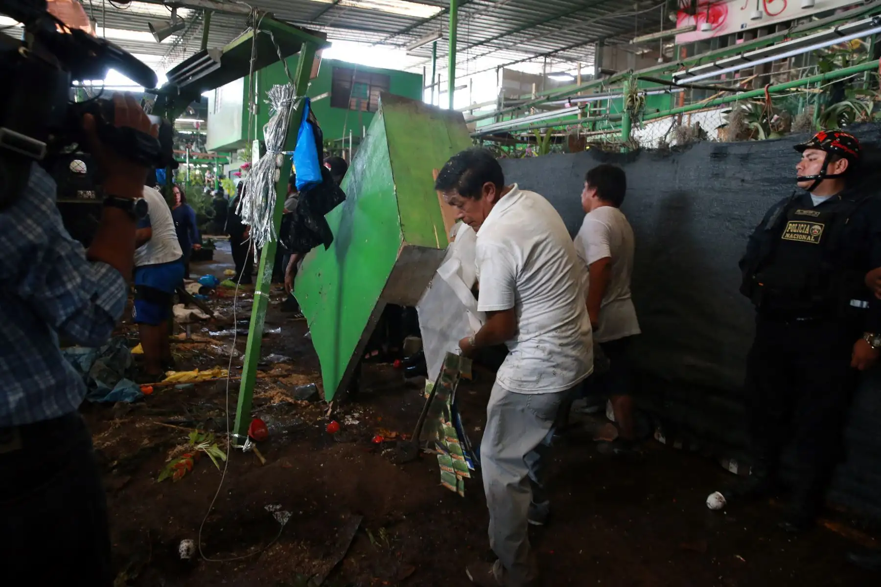 Comerciantes queman puestos para evitar desalojo y se enfrentan a la policía en el Mercado de flores de “Piedra Liza”, ubicado en el distrito del Rímac. Foto: ANDINA/Norman Córdova