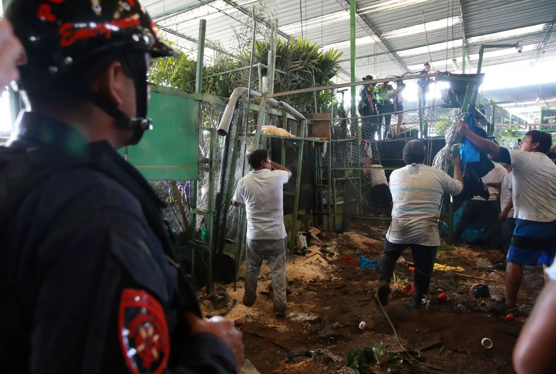 Comerciantes queman puestos para evitar desalojo y se enfrentan a la policía en el Mercado de flores de “Piedra Liza”, ubicado en el distrito del Rímac. Foto: ANDINA/Norman Córdova