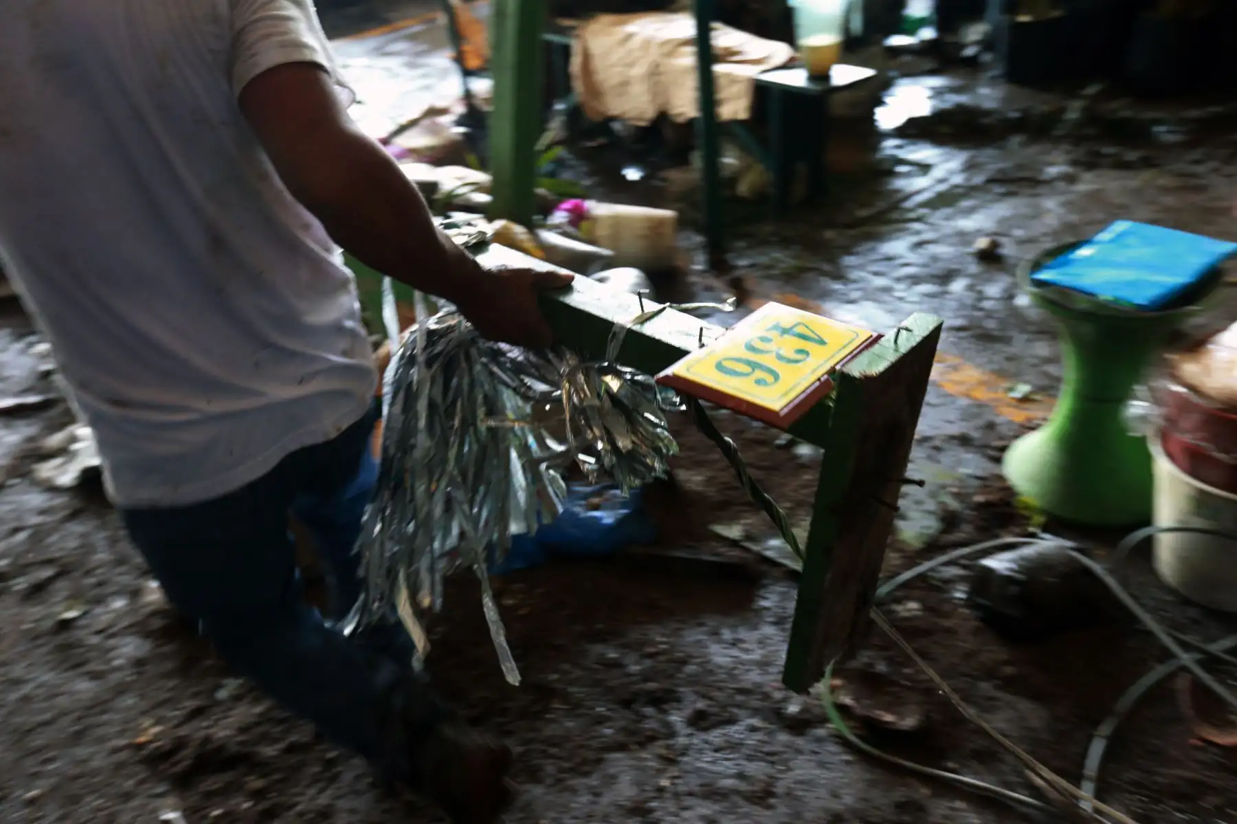 Comerciantes queman puestos para evitar desalojo y se enfrentan a la policía en el Mercado de flores de “Piedra Liza”, ubicado en el distrito del Rímac. Foto: ANDINA/Norman Córdova