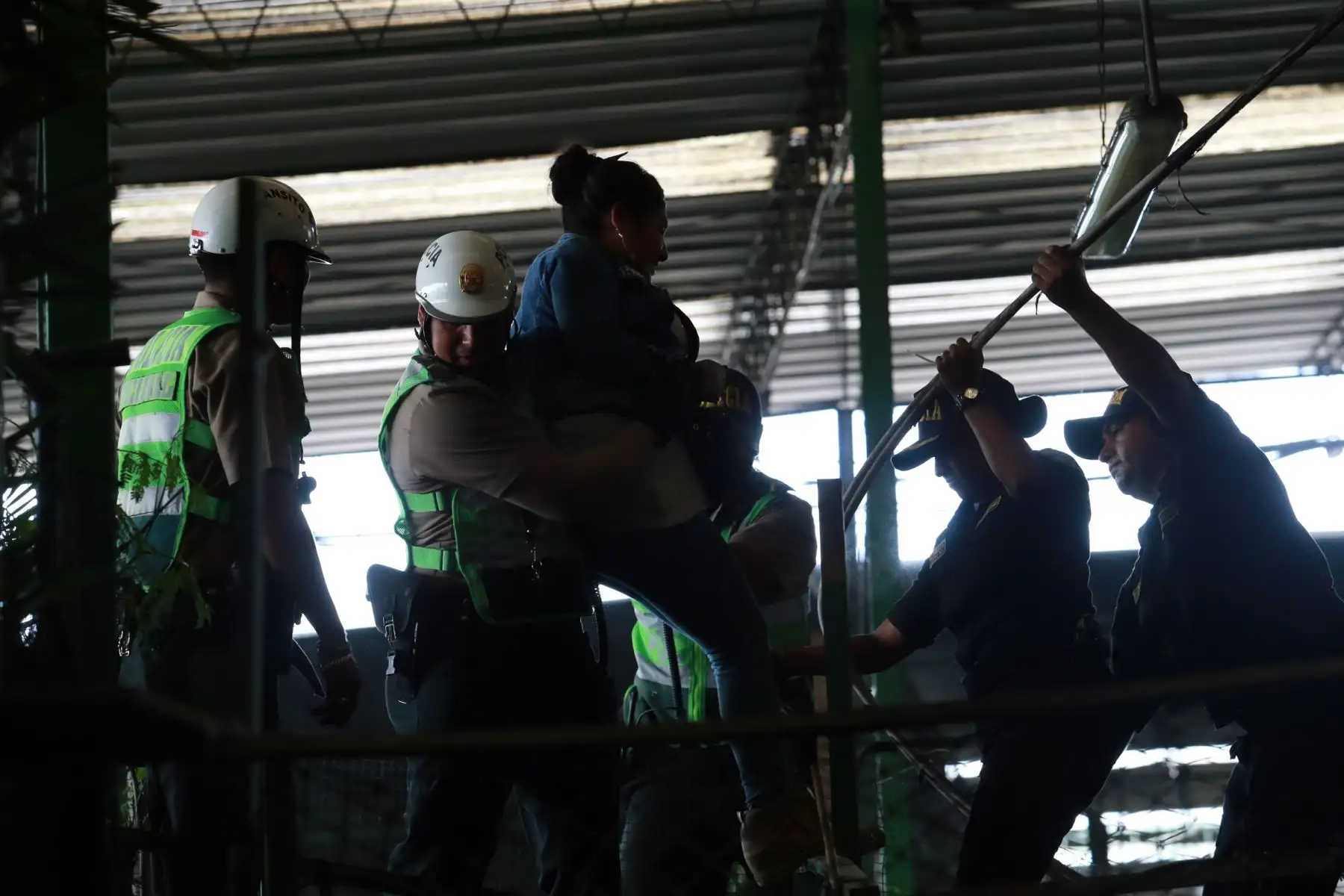 Comerciantes queman puestos para evitar desalojo y se enfrentan a la policía en el Mercado de flores de “Piedra Liza”, ubicado en el distrito del Rímac. Foto: ANDINA/Norman Córdova