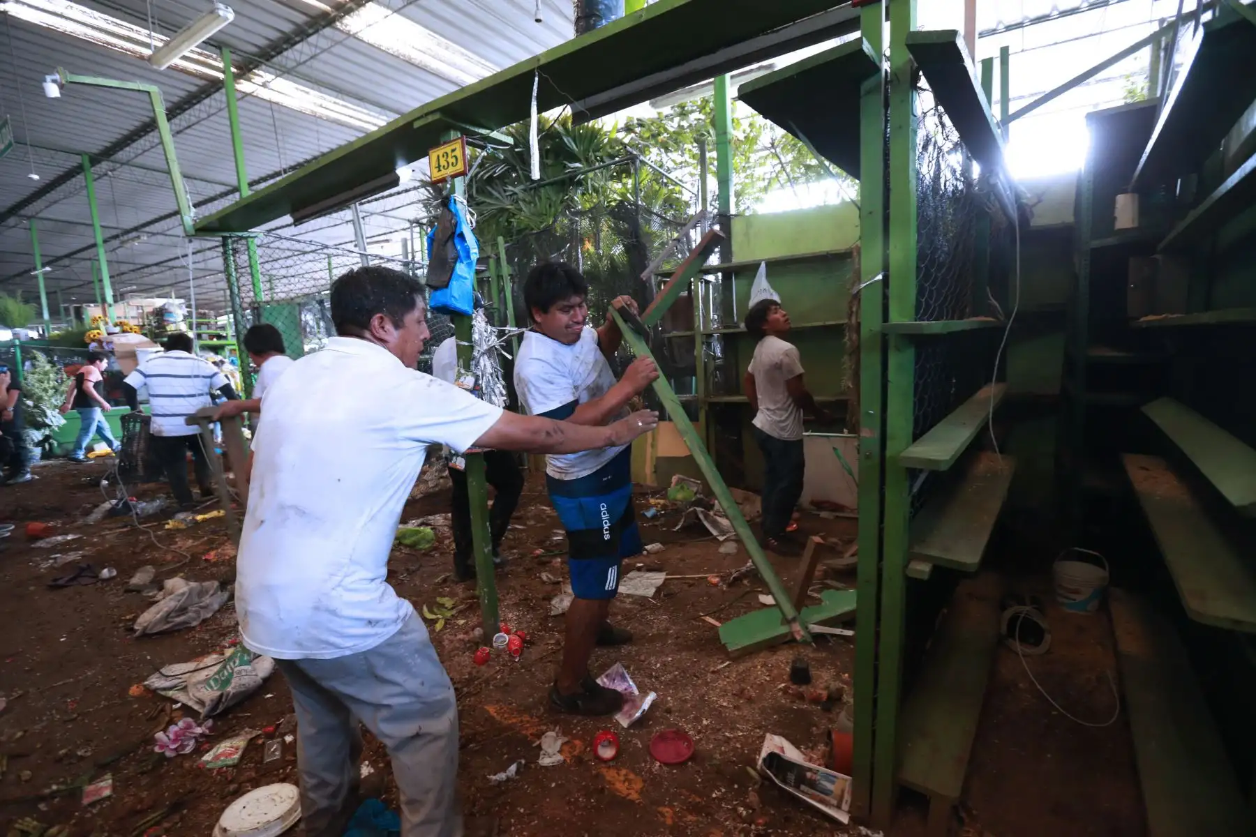 Comerciantes queman puestos para evitar desalojo y se enfrentan a la policía en el Mercado de flores de “Piedra Liza”, ubicado en el distrito del Rímac. Foto: ANDINA/Norman Córdova