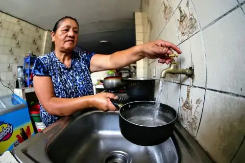 El agua retorna paulatinamente en las urbanizaciones de Los Horizontes, Azcarrunz Alto y La Basilia, del distrito de San Juan de Lurigancho; mientras continúa la ayuda a los pobladores afectados por la falta del líquido elemento. Foto: ANDINA/Luis Iparraguirre.