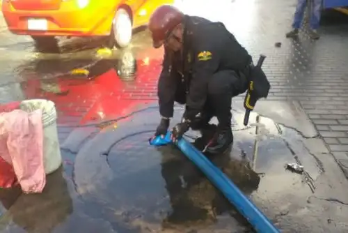 En alerta permanente se declaró la Municipalidad Provincial de Arequipa, tras las fuertes lluvias que se registraron en la víspera y que provocaron la inundación de cuatro viviendas, informó José Vásquez Allasi, subgerente de Gestión de Riesgos de la comuna.