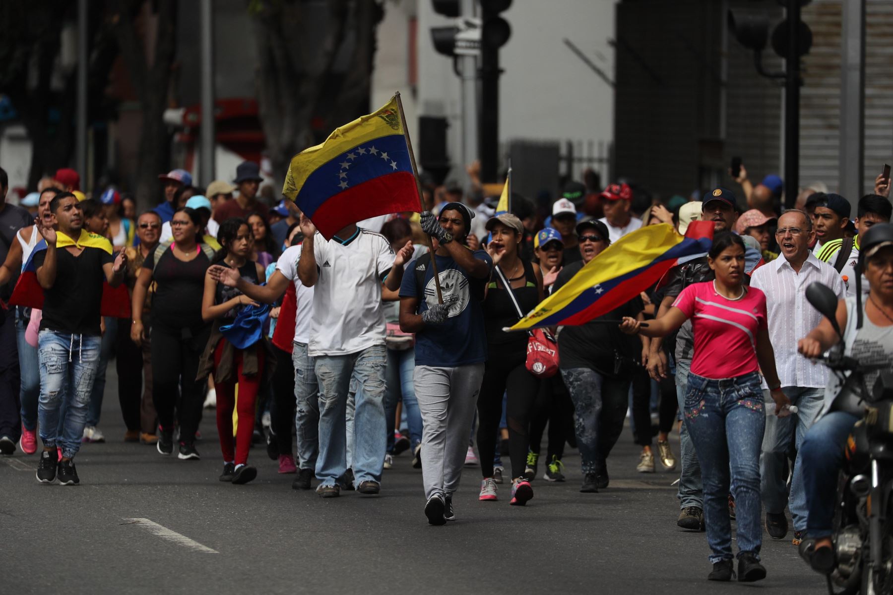 Opositores se dirigen a un punto de concentración para manifestarse en contra del presidente de Venezuela, Nicolás Maduro Foto: EFE