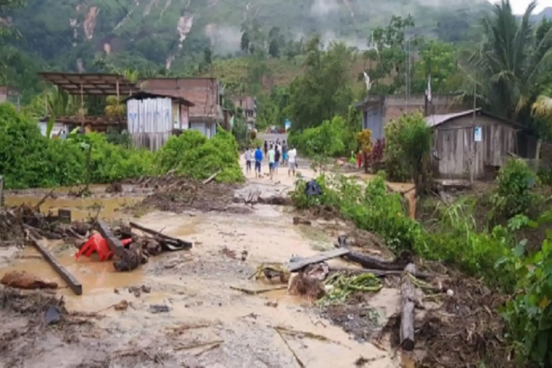 El huaico que cayó anoche en el distrito cusqueño de Kimbiri, a consecuencia de las lluvias intensas, dejó hasta el momento 10 familias afectadas, 3 damnificadas y una persona herida en el centro poblado Lobo Tahuantinsuyo a 30 kilómetros de Kimbiri, en la provincia de la Convención, informó el Instituto Nacional de Defensa Civil (Indeci).
