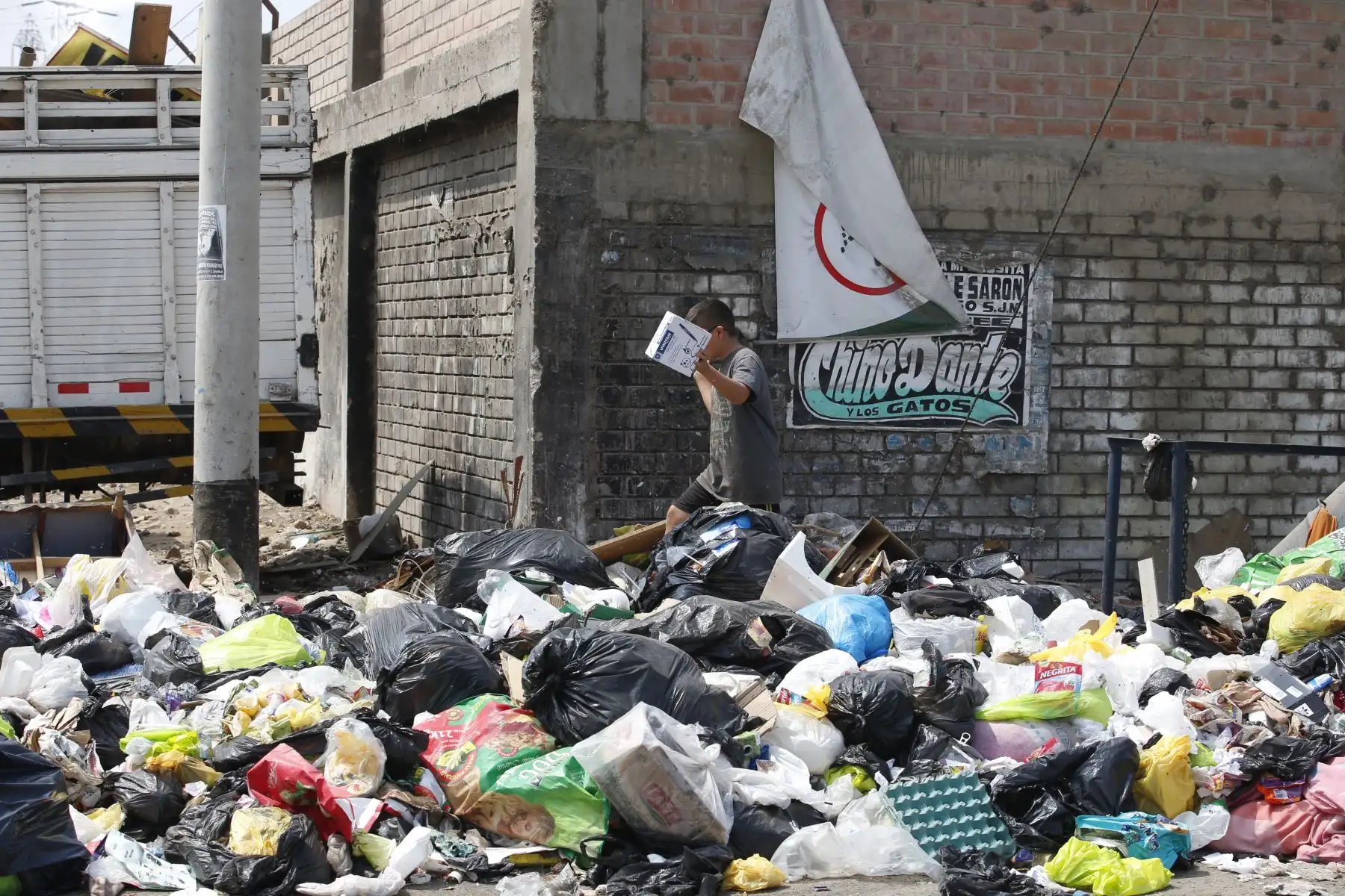 San Juan de Miraflores continúa con la problemática del recojo de basura en las calles del distrito.Foto: ANDINA/Nathalie Sayago