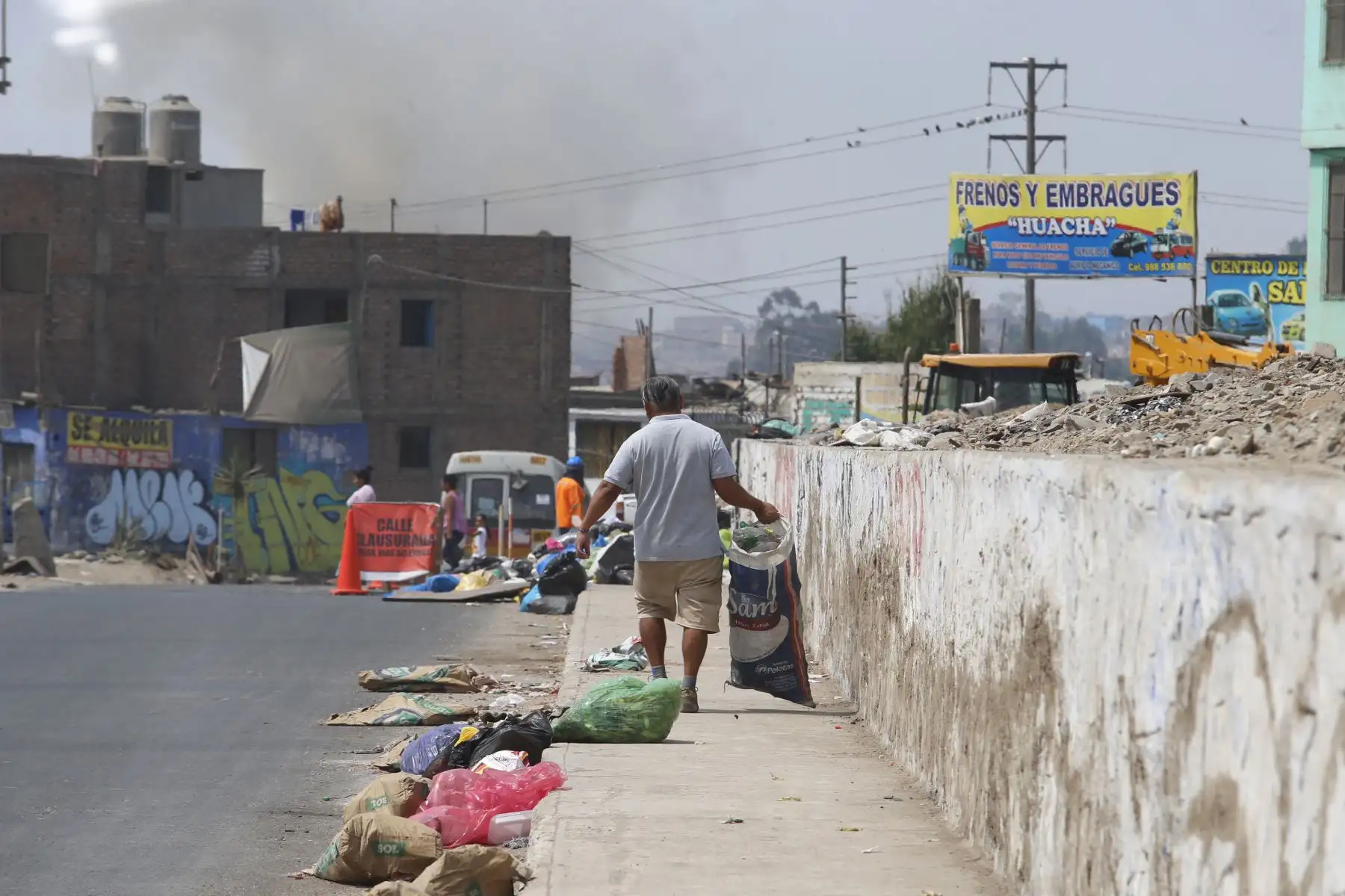 San Juan de Miraflores continúa con la problemática del recojo de basura en las calles del distrito.Foto: ANDINA/Nathalie Sayago