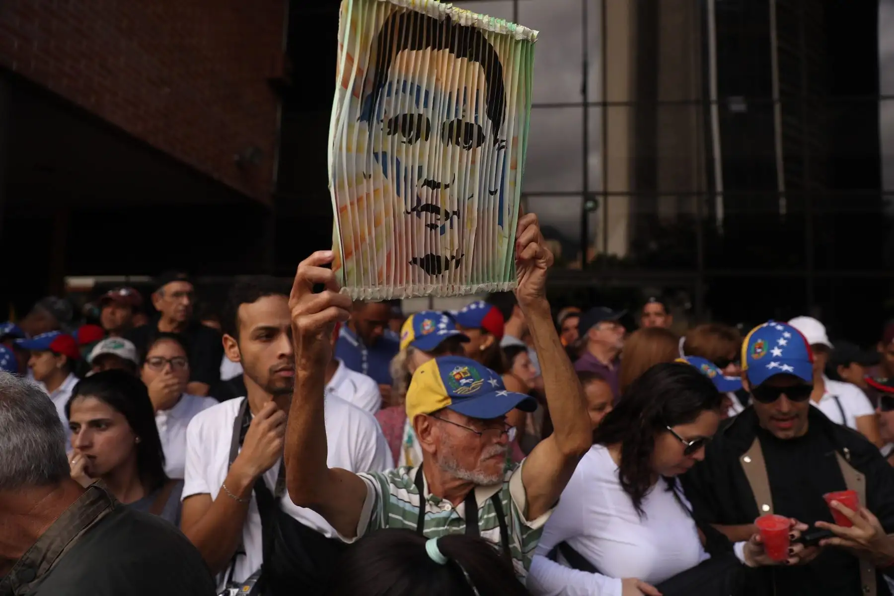 AME537. CARACAS (VENEZUELA), 23/01/2019.- Un venezolano sostiene un cartel con la silueta del lider del Parlamento venezolano, Juan Guaidó, mientras miles se manifiestan contra el presidente, Nicol·s Maduro, este miércoles en Caracas (Venezuela). La movilización convocada por la oposición se realiza en 23 estados del paÌs y el Distrito Capital para desconocer la legitimidad del segundo mandato del presidente, que acaba de comenzar. EFE/