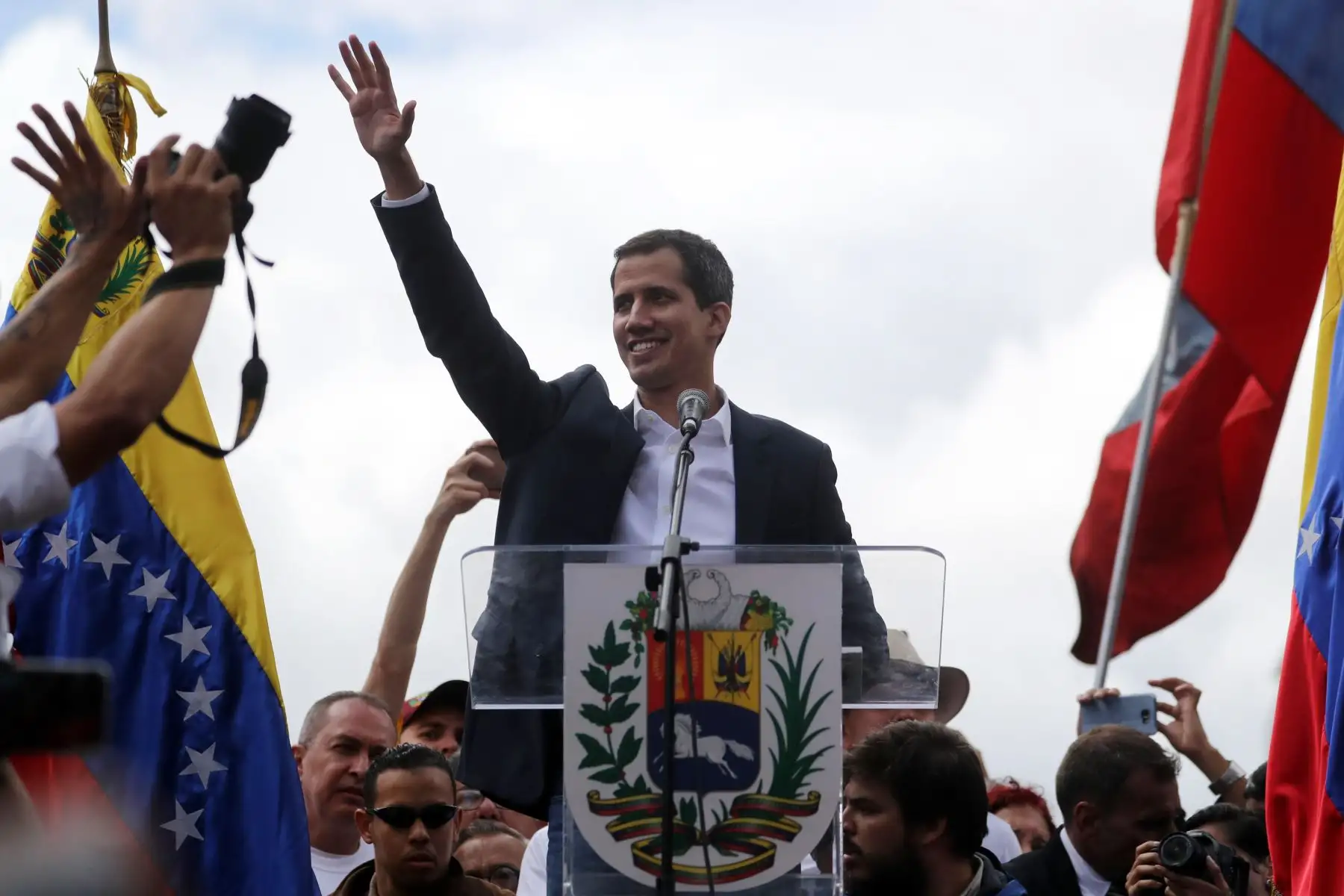 El presidente del Parlamento venezolano, Juan Guaido, anuncia que asume las competencias del Ejecutivo, este miércoles en Caracas (Venezuela). Guaido hizo el anuncio en el marco de lo que llamÛ la lucha en contra de la "usurpación" de la Presidencia por parte de Nicolas Maduro, al que considera "ilegítimo". EFE/