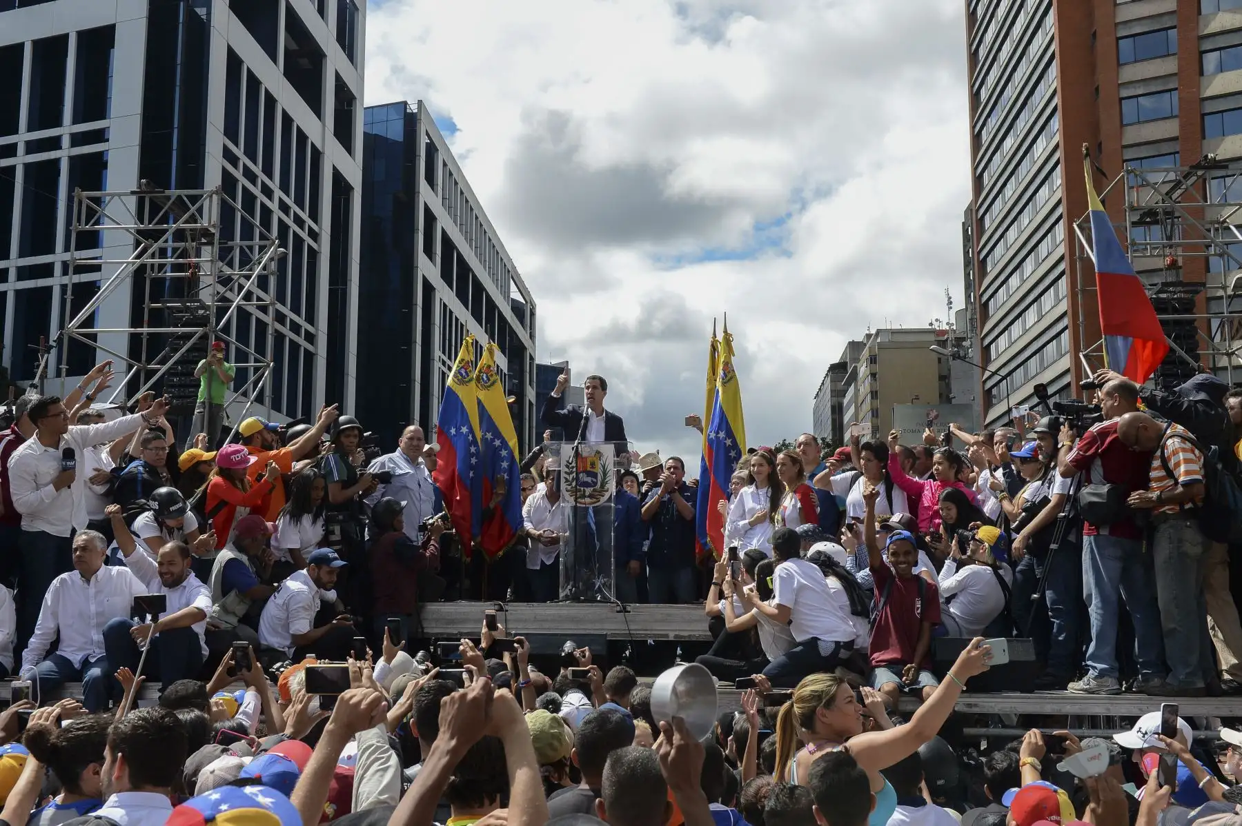 El jefe de la Asamblea Nacional de Venezuela, Juan Guaido (C), habla a la multitud durante un mitin de oposición contra el líder Nicolás Maduro en el que se declaró a sí mismo como "presidente interino" del país, en el aniversario de un levantamiento de 1958 que derrocó a una dictadura militar en Caracas. 23 de enero de 2019. - "Juro asumir formalmente los poderes ejecutivos nacionales como presidente interino de Venezuela. AFP