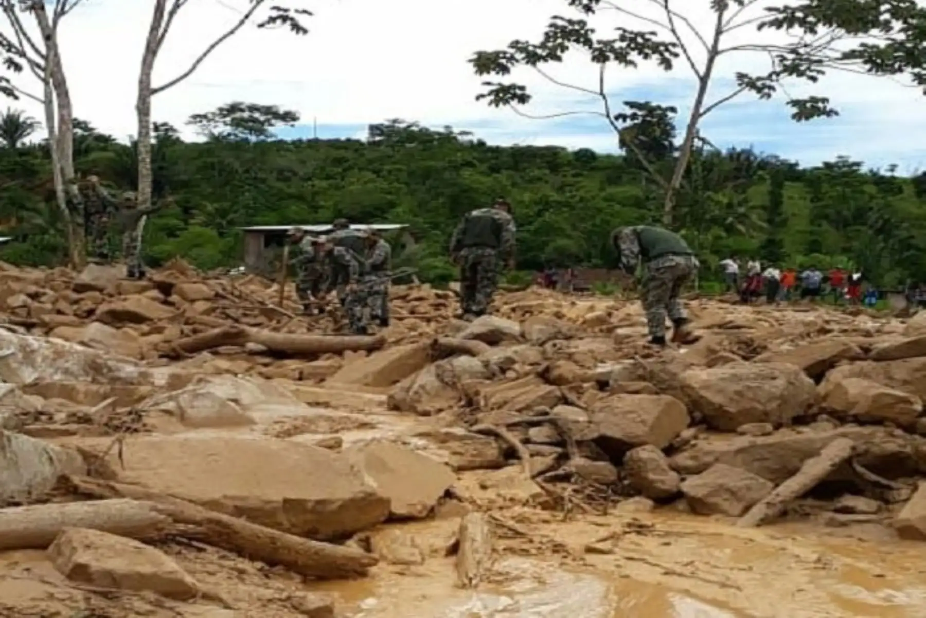 Personal del Comando Especial del Valle de los ríos Apurímac, Ene y Mantaro (Vraem) brinda apoyo que a la población que resultó damnificada en el centro poblado Lobo Tahuantinsuyo del distrito de Kimbiri, región en el Cusco, por la caída de un huaico.