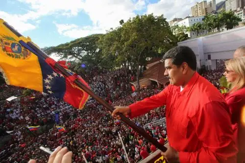 Foto de la presidencia venezolana que muestra hoy al presidente Nicolás Maduro agitando una bandera venezolana Foto: AFP