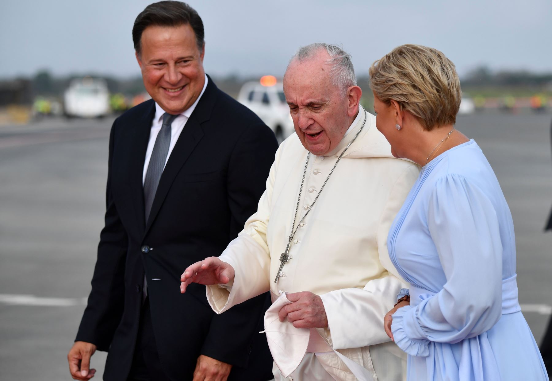 El Papa Francisco es recibido por el Presidente de Panamá, Juan Carlos Varela, y su esposa Lorena Castillo al aterrizar en el Aeropuerto Internacional de Tocumen en la Ciudad de Panamá el 23 de enero de 2019 Foto: AFP