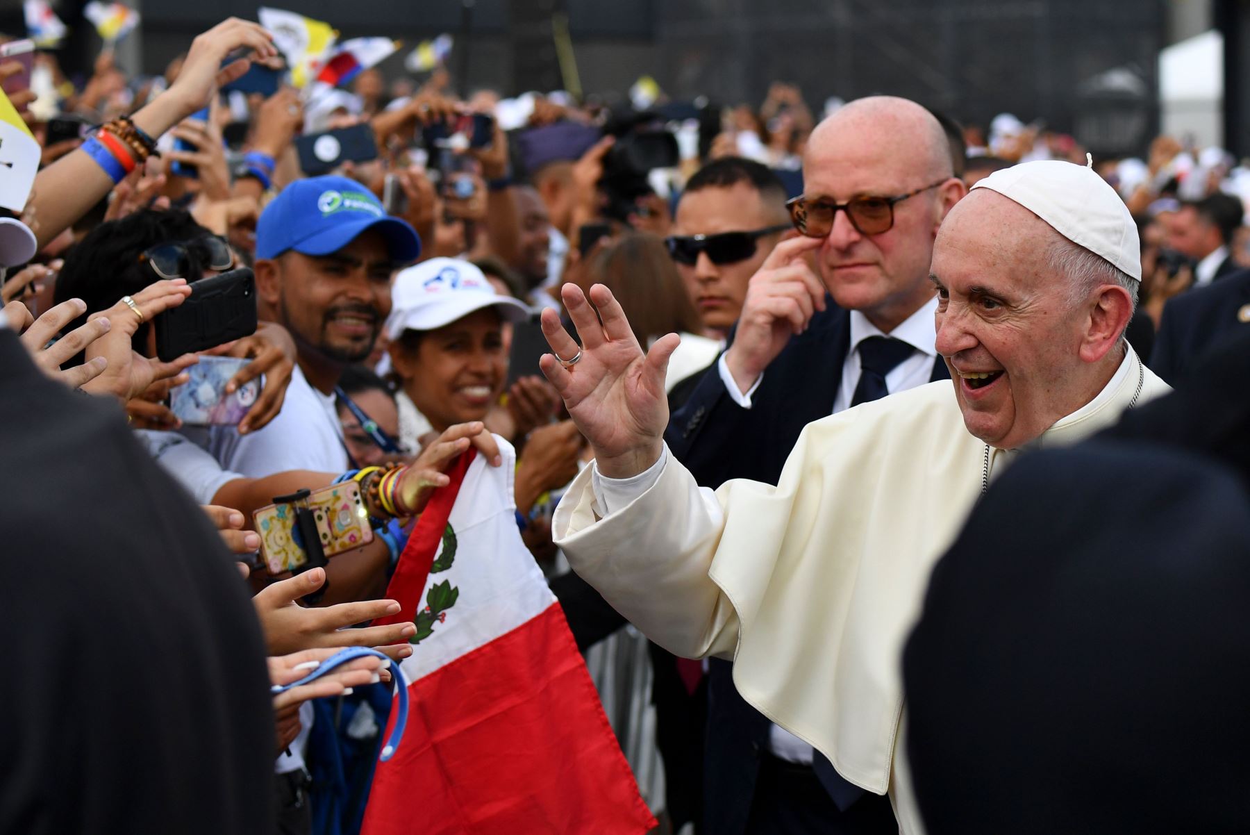 El Papa Francisco saluda a los fieles al aterrizar en el Aeropuerto Internacional de Tocumen en la Ciudad de Panamá el 23 de enero de 2019 Foto: AFP