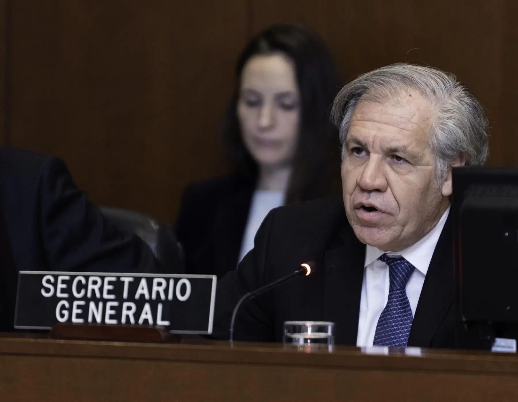 WASHINGTON. Fotografía cedida por la OEA de su secretario general, Luis Almagro, mientras habla en una sesión ordinaria del Consejo Permanente este miércoles en la sede del organismo. Almagro aseguró hoy que el "reloj" sobre la salida del organismo de Venezuela se paró "ya", desde que el presidente del Parlamento venezolano, Juan Guaidó, anunció que asume el Ejecutivo.Foto: EFE