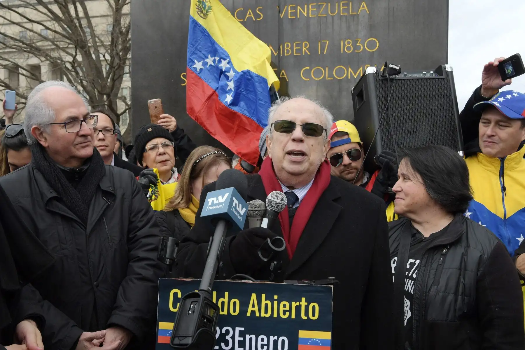 WASHINGTON. El "representante especial" ante la Organización de Estados Americanos (OEA), Gustavo Tarre Briceño (c), habla junto al exalcalde del Distrito Metropolitano de Caracas, Antonio Ledezma (i), durante una manifestación de venezolanos convocada por el colectivo Voluntad Popular, este miércoles, en Washington (EE.UU.).Foto: EFE