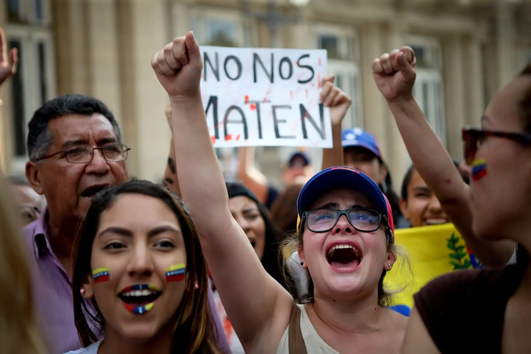 BUENOS AIRES (ARGENTINA). Miles de Venezolanos marchan este miércoles contra el presidente Nicolás Maduro en la Ciudad de Buenos Aires (Argentina). Cientos de miles de personas se han manifestado ese miércoles en los 23 estados de Venezuela y en diferentes países en contra de Nicolás Maduro, para desconocer la legitimidad del segundo mandato del presidente, que acaba de comenzar. Foto:EFE