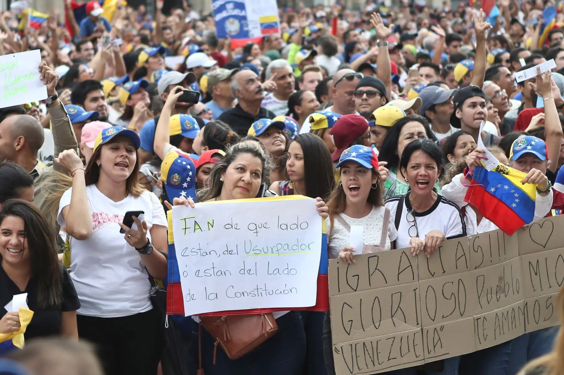 BUENOS AIRES (ARGENTINA). Miles de Venezolanos marchan este miércoles contra el presidente Nicolás Maduro en la Ciudad de Buenos Aires (Argentina).Foto: EFE