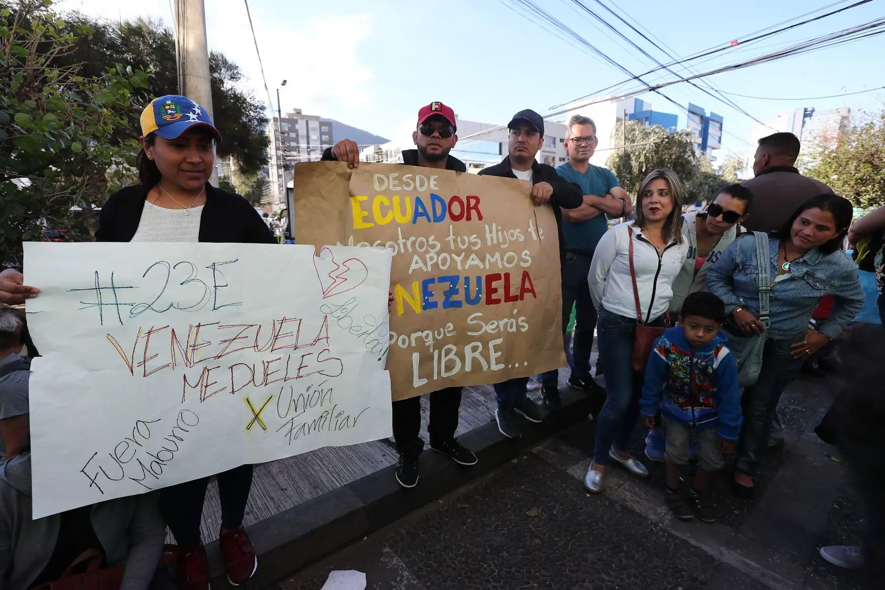 QUITO (ECUADOR). Al menos un centenar de venezolanos se congregó hoy frente a su Embajada en Quito para celebrar la autoproclamación de Juan Guaidó como "presidente de Venezuela" y su reconocimiento por parte de varios países, entre ellos Ecuador. Foto:EFE