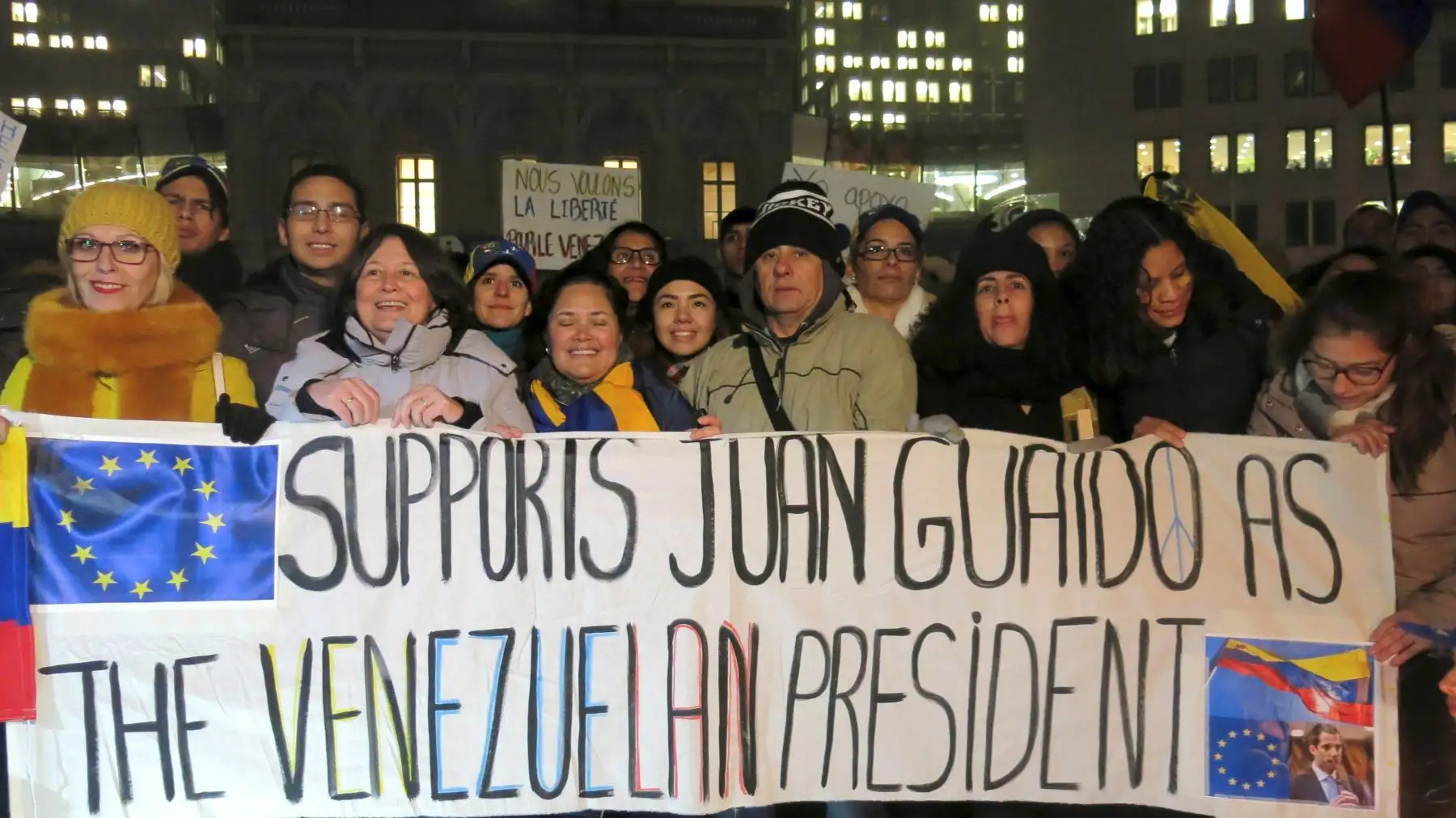 BRUSELAS. Concentración de venezolanos frente al Parlamento Europeo, en apoyo al presidente del Parlamento de Venezuela, Juan Guaidó, que se autoproclamado hoy jefe de Estado de Venezuela. Foto:EFE