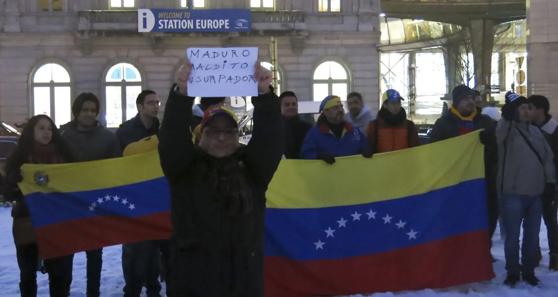 BRUSELAS. Concentración de venezolanos frente al Parlamento Europeo, en apoyo al presidente del Parlamento de Venezuela, Juan Guaidó, que se autoproclamado hoy jefe de Estado de Venezuela.Foto:EFE