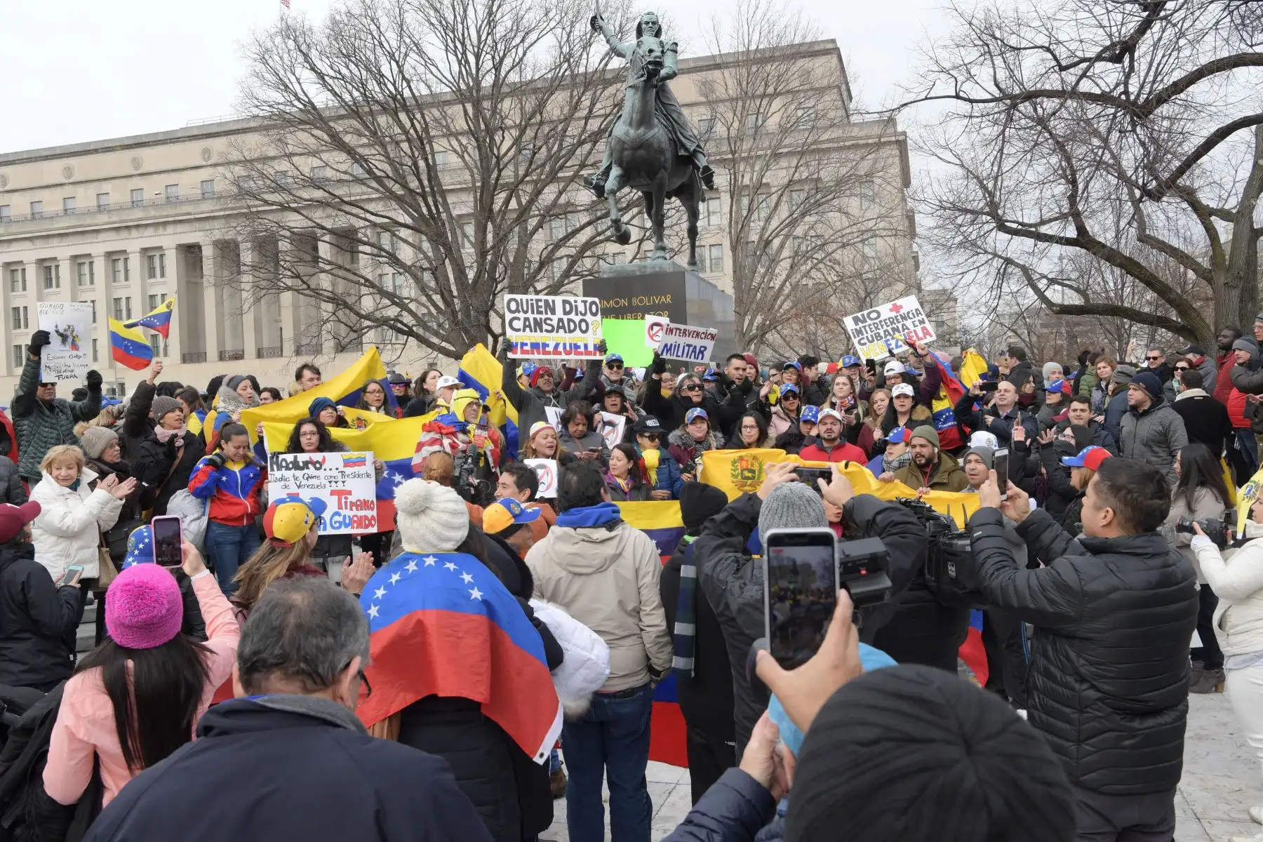 WASHINGTON (EE.UU.). Decenas de personas sostienen pancartas y banderas venezolanas durante una manifestación de venezolanos convocada por el colectivo Voluntad Popular, este miércoles, en la plaza Simón Bolívar, en Washington (EE.UU.). Foto:EFE