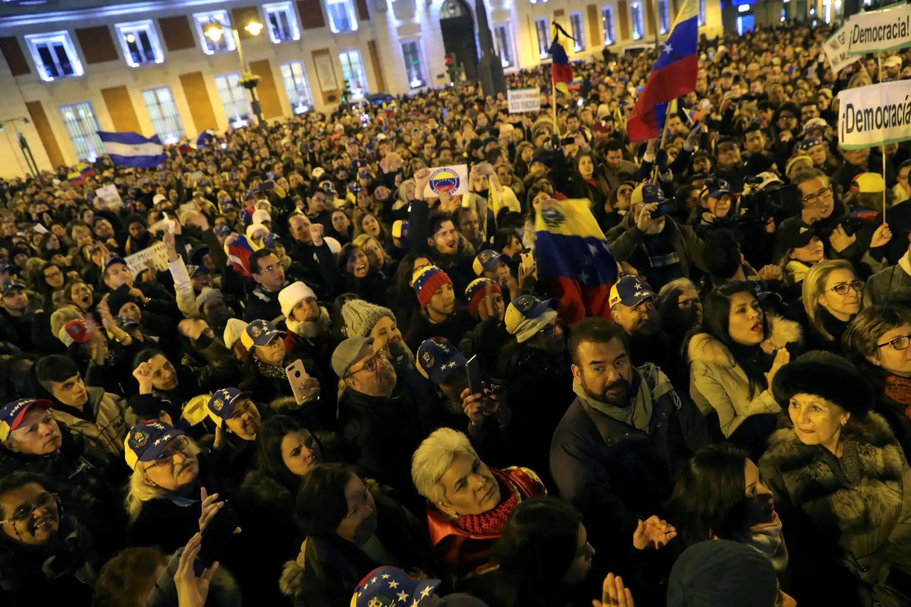 MADRID. Decenas de venezolanos se concentran en la madrileña Puerta del Sol tras conocer que el presidente del Parlamento venezolano Juan Guaidó se ha autoproclamado jefe de Estado de Venezuela. Foto:EFE