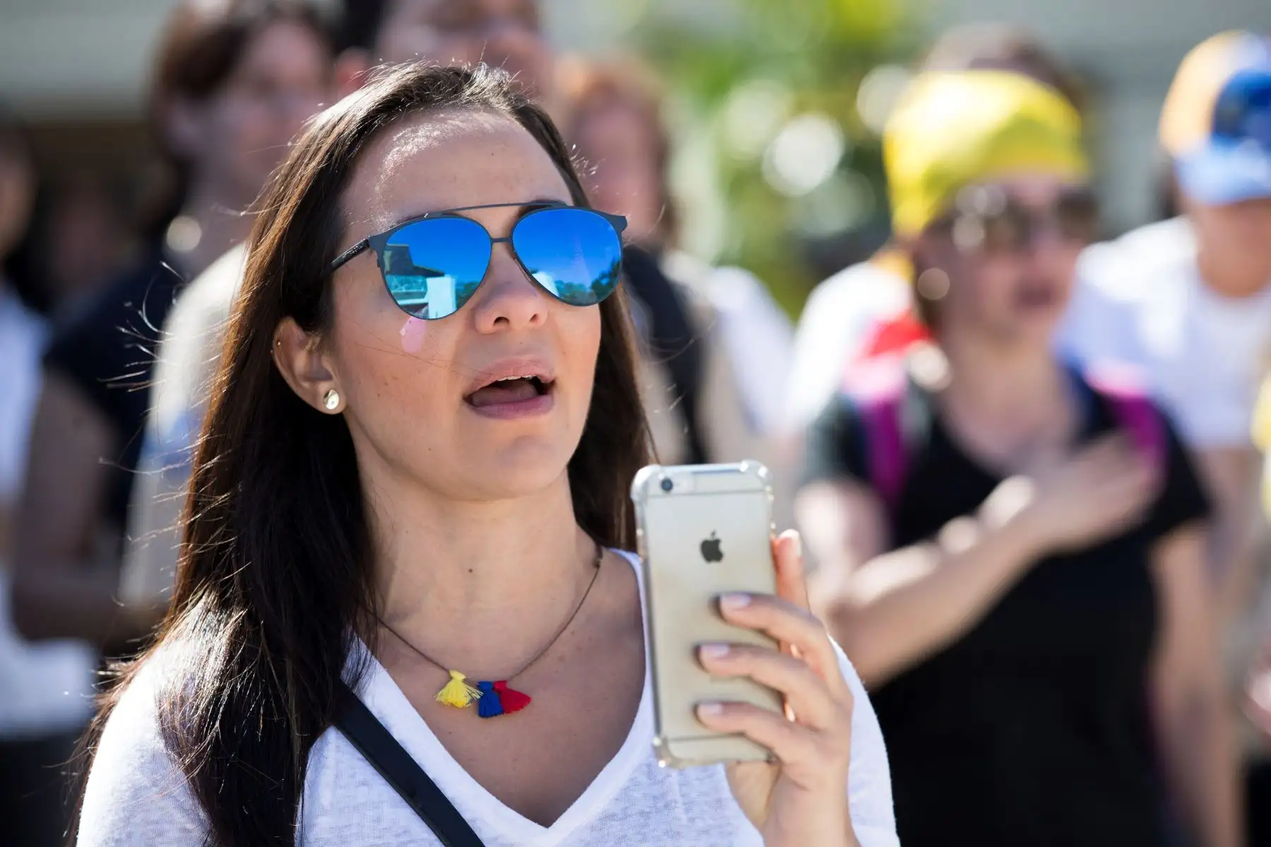 SANTO DOMINGO (REPÚBLICA DOMINICANA), Una joven canta el himno venezolano durante una manifestación convocada por la diáspora venezolana, este miércoles, en la Plaza Bolívar Santo Domingo (República Dominicana). Protestas en contra del nuevo mandato del presidente de Venezuela, Nicolás Maduro, se realizaron en unas 200 ciudades del mundo. Foto:EFE