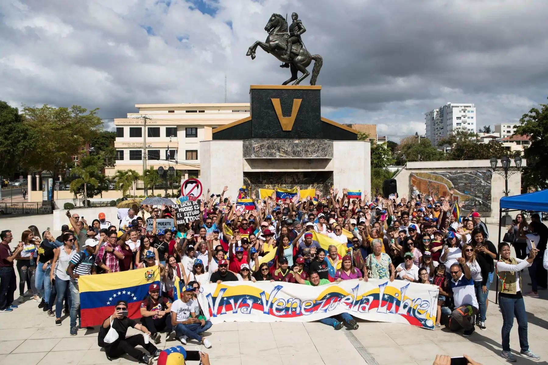 SANTO DOMINGO (REPÚBLICA DOMINICANA). Decenas de personas posan durante una manifestación convocada por la diáspora venezolana, este miércoles en la Plaza Bolívar Santo Domingo (República Dominicana). Protestas en contra del nuevo mandato del presidente de Venezuela, Nicolás Maduro, se realizaron en unas 200 ciudades del mundo.Foto: EFE
