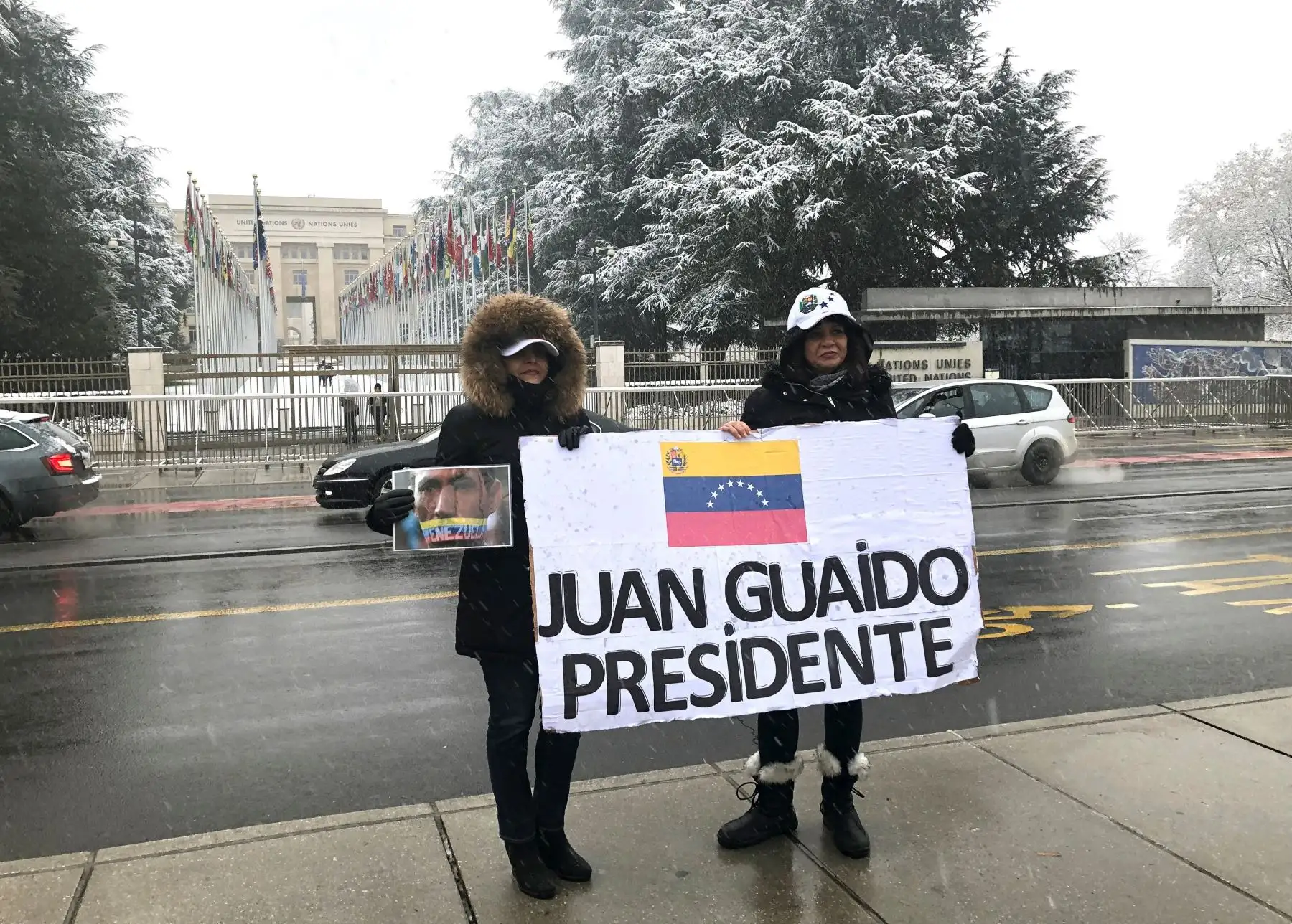 GINEBRA. Dos venezolanas sujetan una pancarta en apoyo al líder opositor de Venezuela Juan Guaidó ante la sede europea de Naciones Unidas en Ginebra, como parte de las protestas que se celebran hoy en todo el mundo contra el Gobierno de Maduro.Foto: EFE