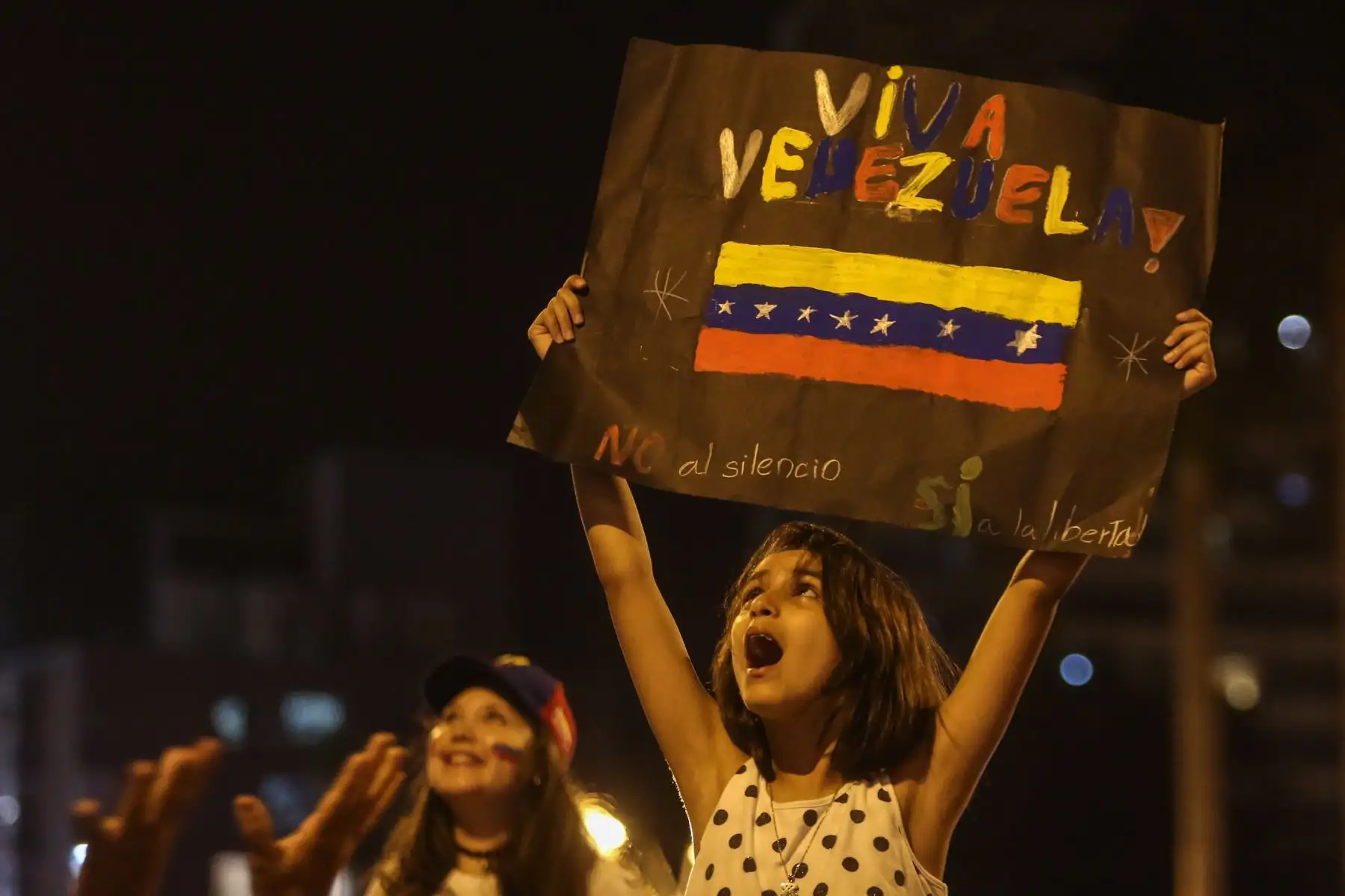 Comunidad venezolana en Lima se concentra en el Parque Kennedy en apoyo al nuevo "presidente encargado" de Venezuela Juan Guaidó. Foto: ANDINA/Nathalie Sayago