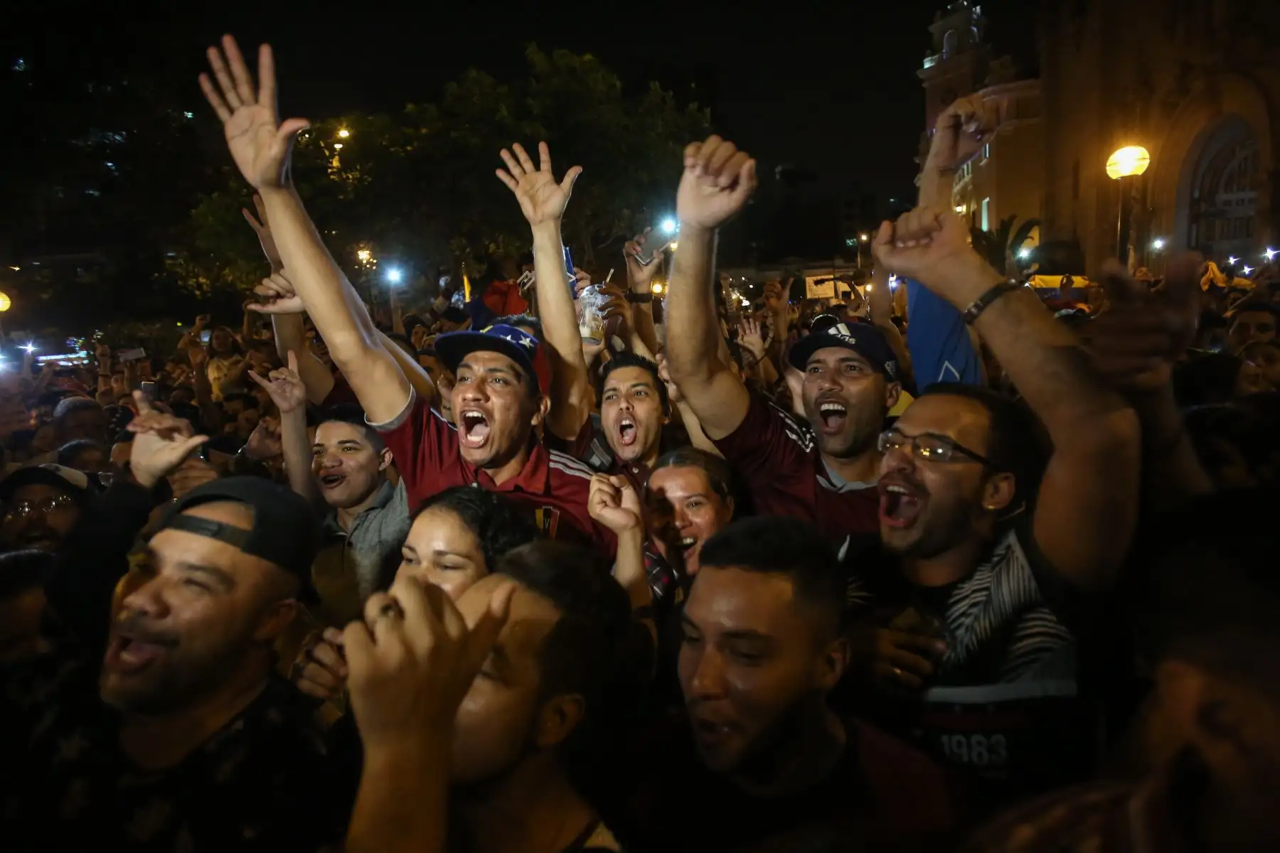 Comunidad venezolana en Lima se concentra en el Parque Kennedy en apoyo al nuevo "presidente encargado" de Venezuela Juan Guaidó. Foto: ANDINA/Nathalie Sayago