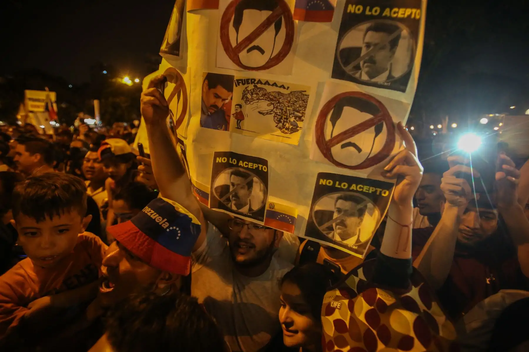 Comunidad venezolana en Lima se concentra en el Parque Kennedy en apoyo al nuevo "presidente encargado" de Venezuela Juan Guaidó. Foto: ANDINA/Nathalie Sayago