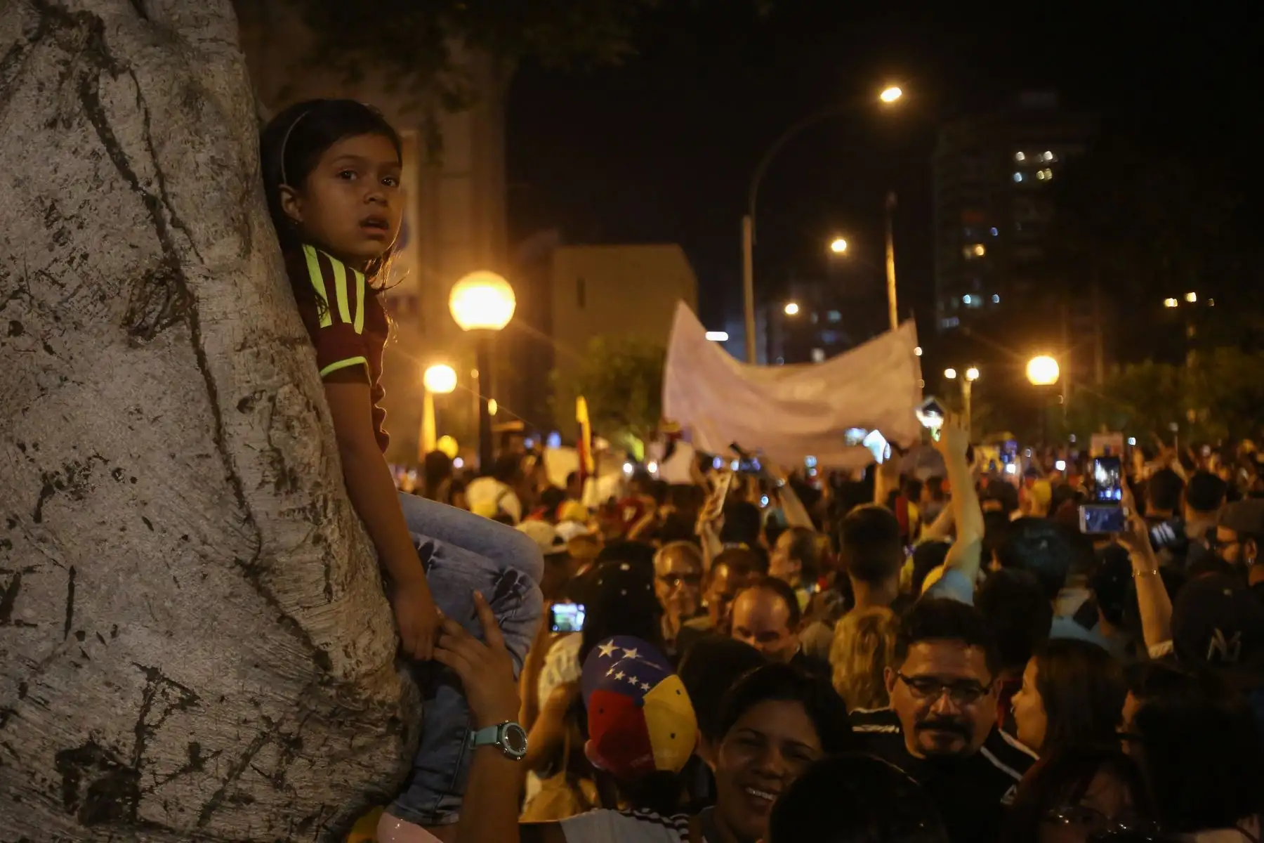 Comunidad venezolana en Lima se concentra en el Parque Kennedy en apoyo al nuevo "presidente encargado" de Venezuela Juan Guaidó. Foto: ANDINA/Nathalie Sayago