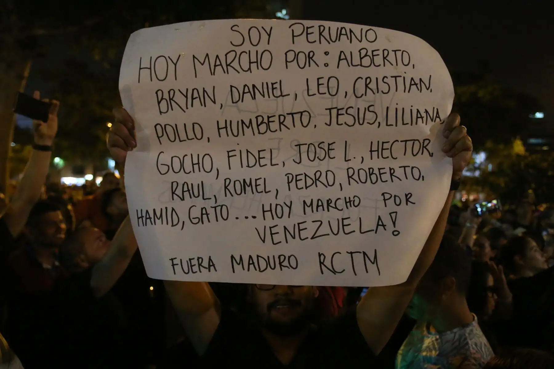 Comunidad venezolana en Lima se concentra en el Parque Kennedy en apoyo al nuevo "presidente encargado" de Venezuela Juan Guaidó. Foto: ANDINA/Nathalie Sayago