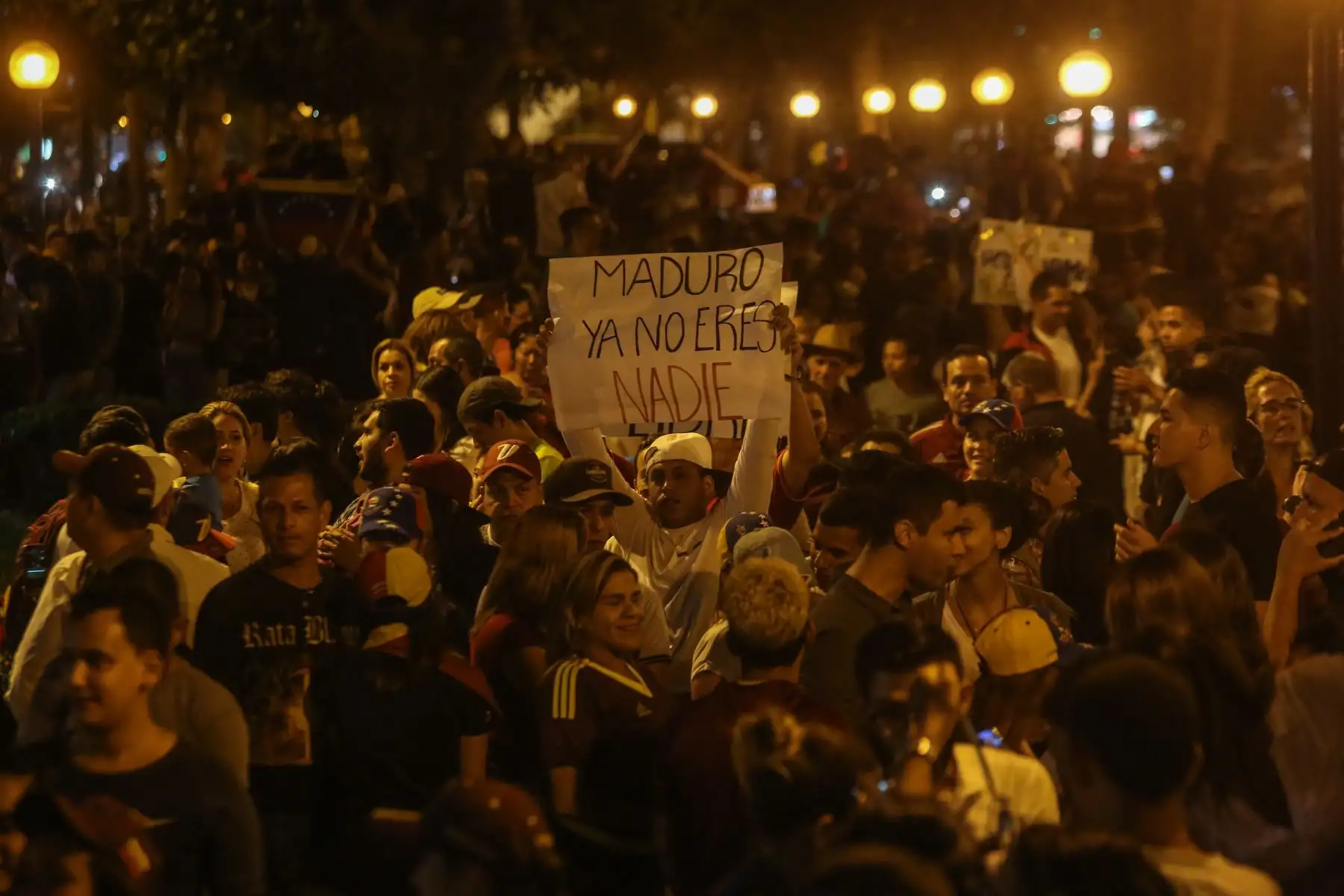 Comunidad venezolana en Lima se concentra en el Parque Kennedy en apoyo al nuevo "presidente encargado" de Venezuela Juan Guaidó. Foto: ANDINA/Nathalie Sayago