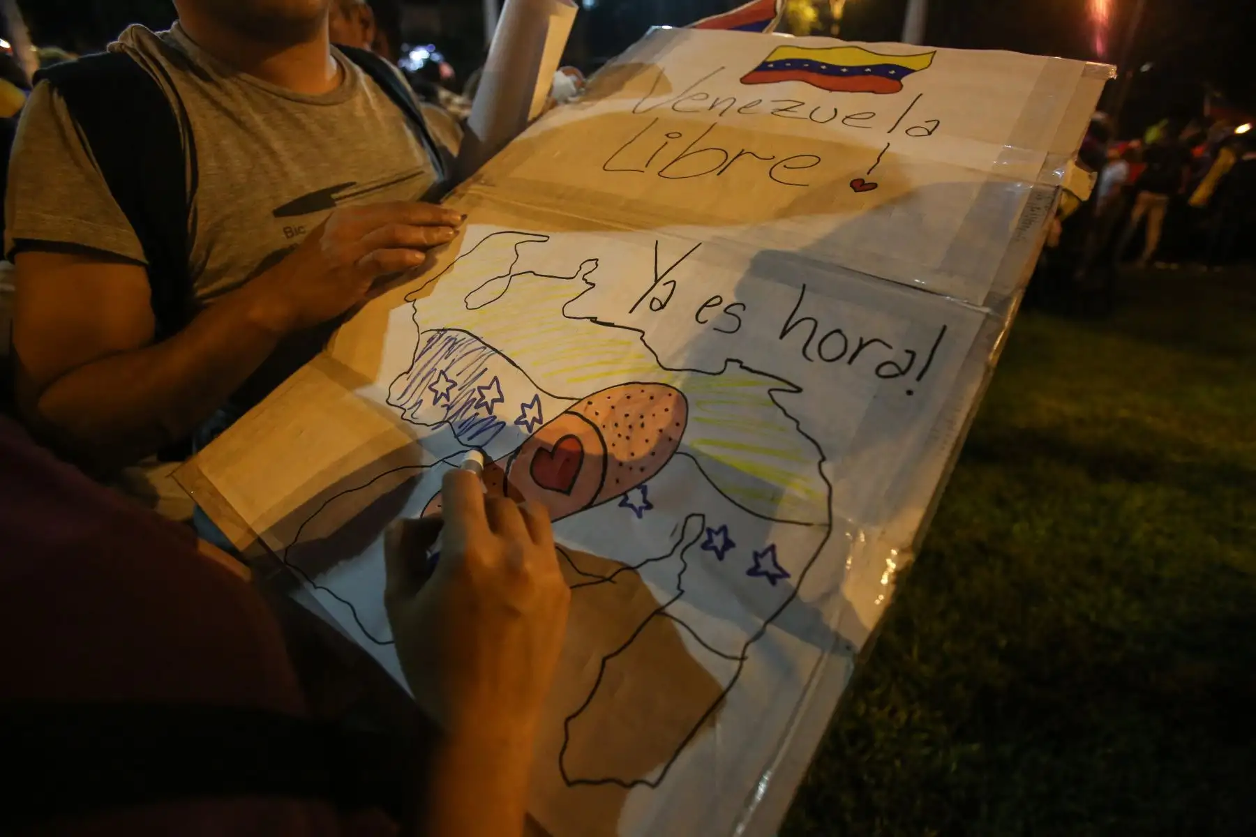 Comunidad venezolana en Lima se concentra en el Parque Kennedy en apoyo al nuevo "presidente encargado" de Venezuela Juan Guaidó. Foto: ANDINA/Nathalie Sayago