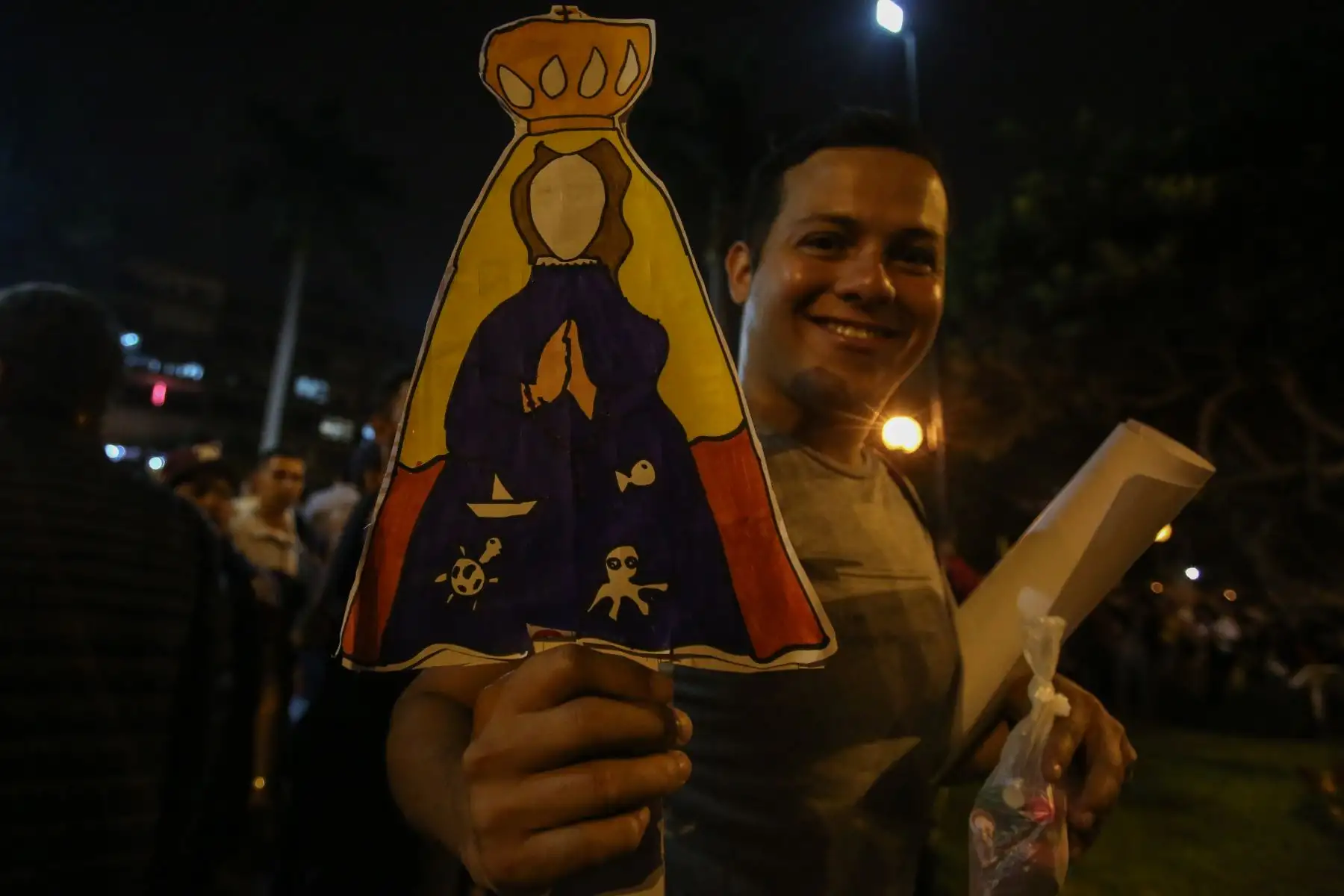 Comunidad venezolana en Lima se concentra en el Parque Kennedy en apoyo al nuevo "presidente encargado" de Venezuela Juan Guaidó. Foto: ANDINA/Nathalie Sayago