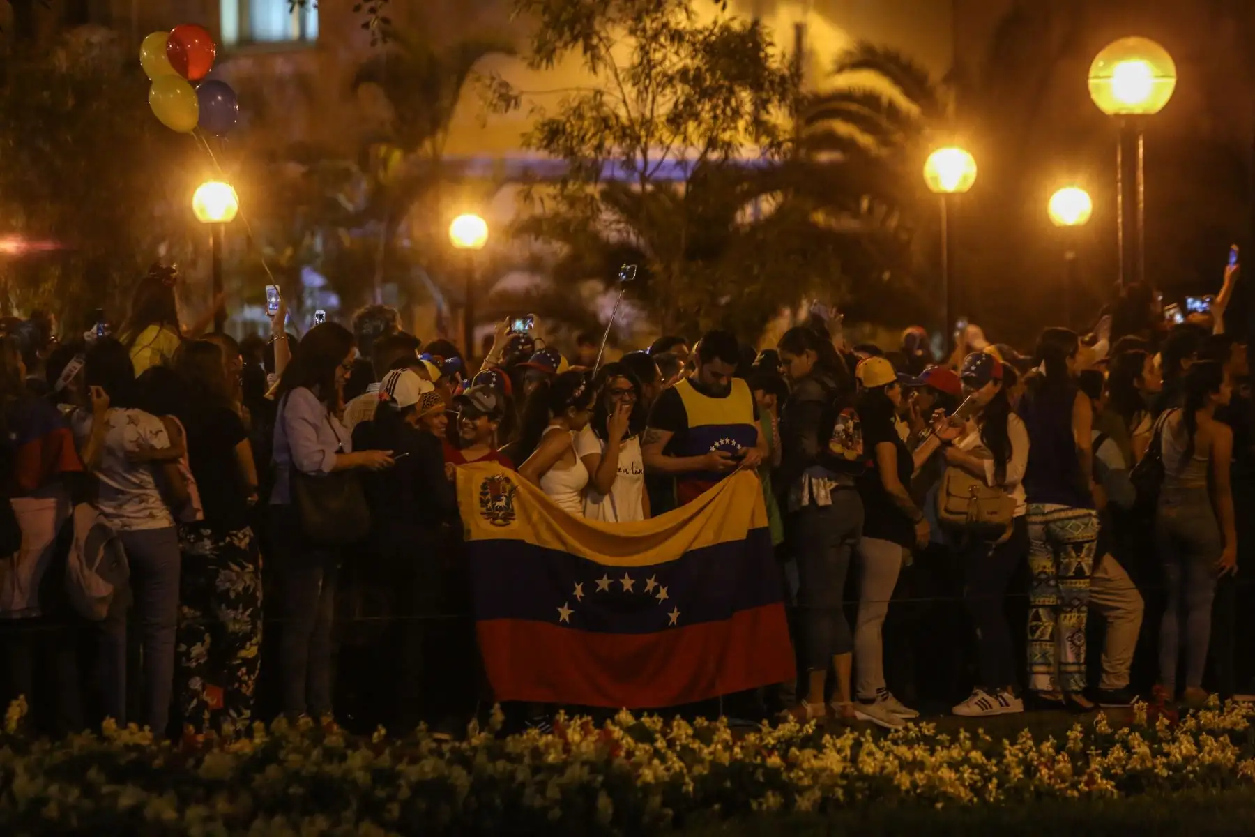 Comunidad venezolana en Lima se concentra en el Parque Kennedy en apoyo al nuevo "presidente encargado" de Venezuela Juan Guaidó. Foto: ANDINA/Nathalie Sayago