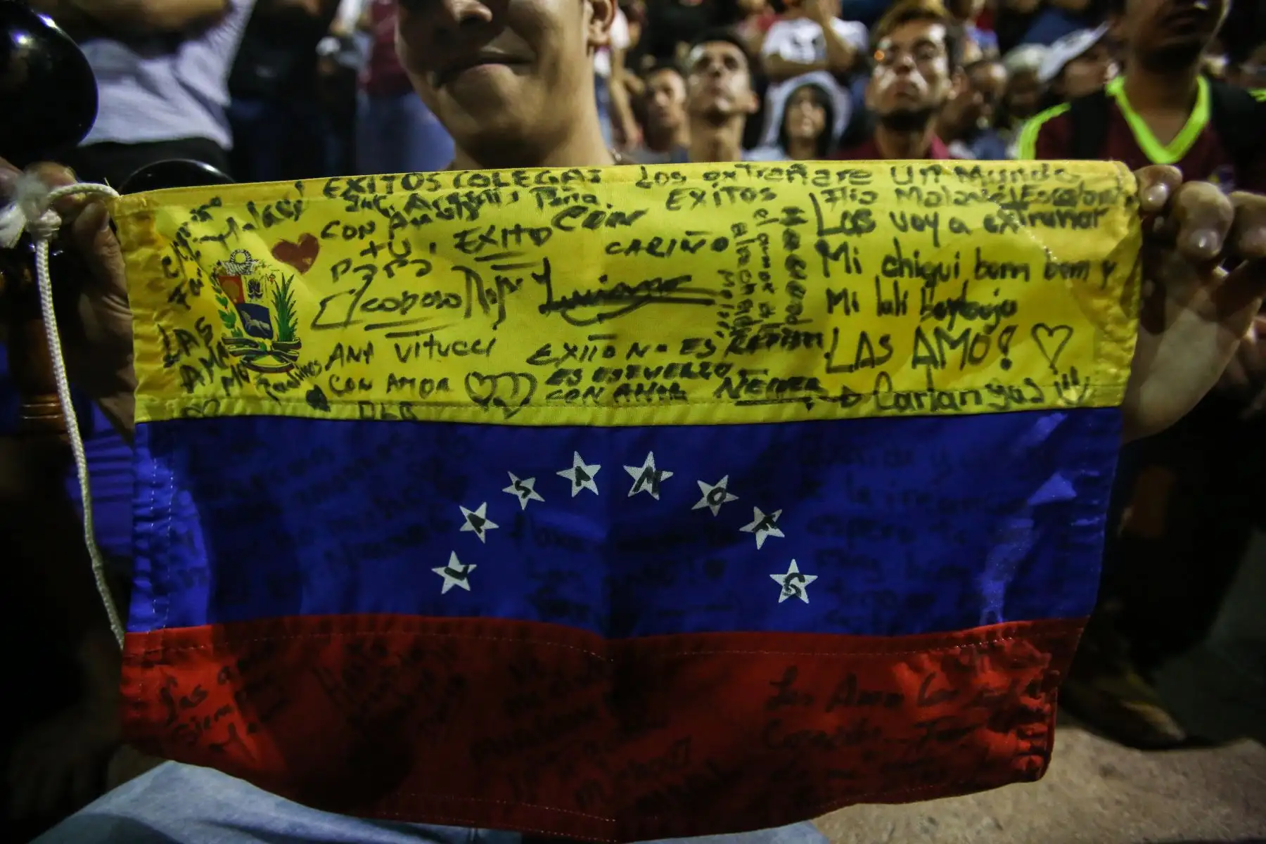 Comunidad venezolana en Lima se concentra en el Parque Kennedy en apoyo al nuevo "presidente encargado" de Venezuela Juan Guaidó. Foto: ANDINA/Nathalie Sayago