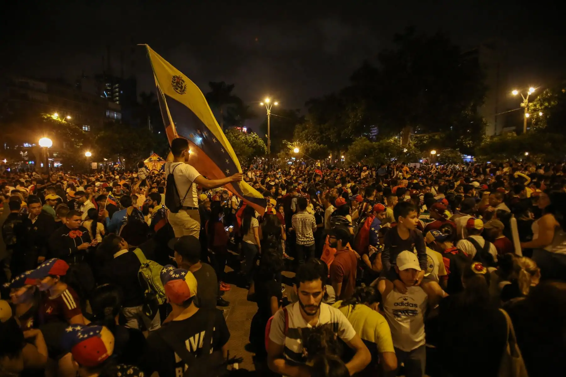 Comunidad venezolana en Lima se concentra en el Parque Kennedy en apoyo al nuevo "presidente encargado" de Venezuela Juan Guaidó. Foto: ANDINA/Nathalie Sayago
