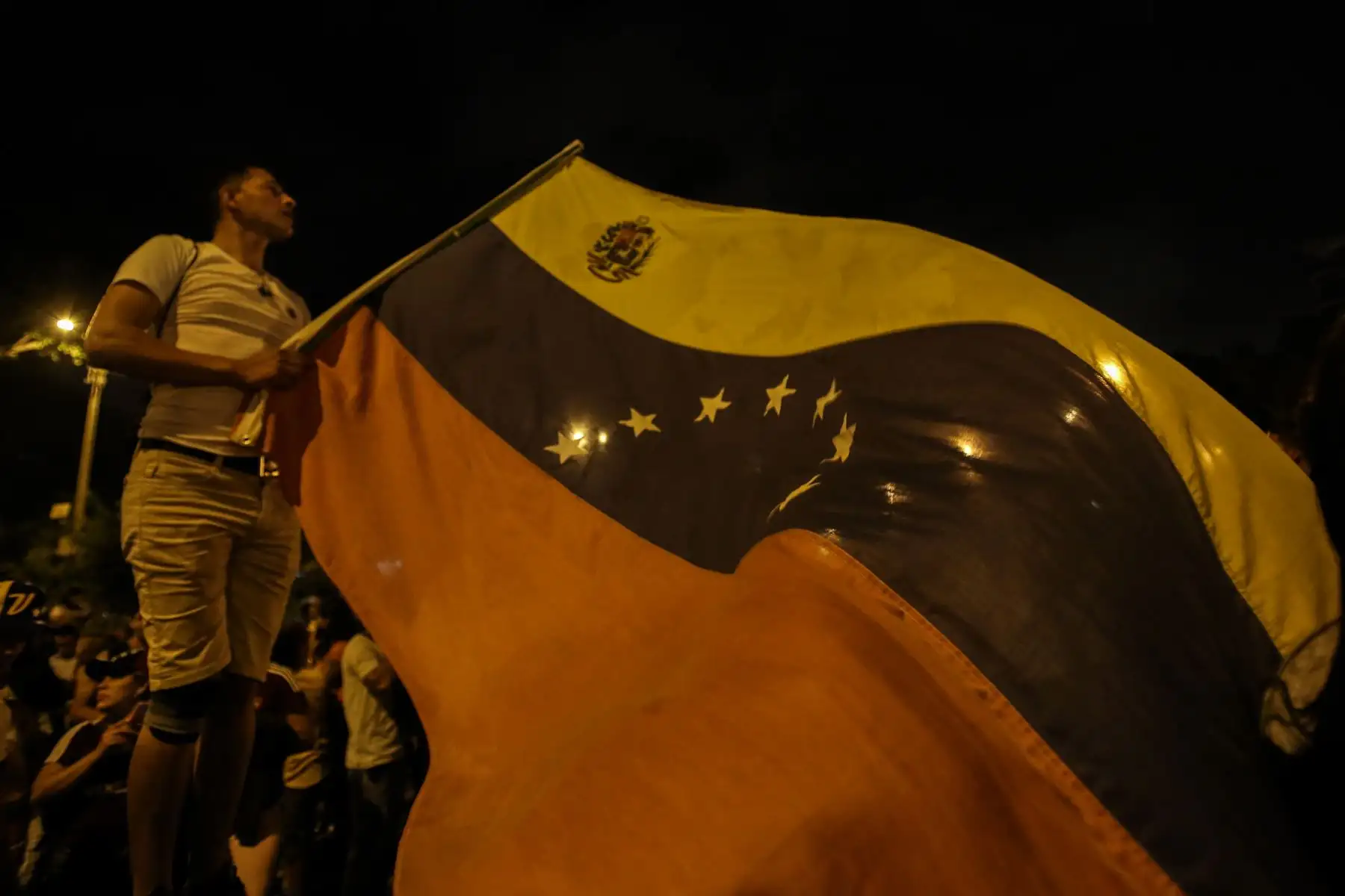 Comunidad venezolana en Lima se concentra en el Parque Kennedy en apoyo al nuevo "presidente encargado" de Venezuela Juan Guaidó. Foto: ANDINA/Nathalie Sayago