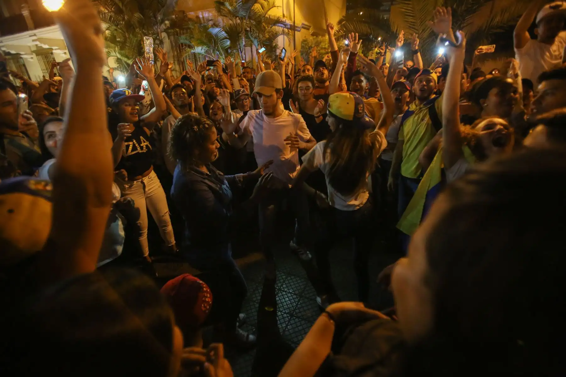 Comunidad venezolana en Lima se concentra en el Parque Kennedy en apoyo al nuevo "presidente encargado" de Venezuela Juan Guaidó. Foto: ANDINA/Nathalie Sayago