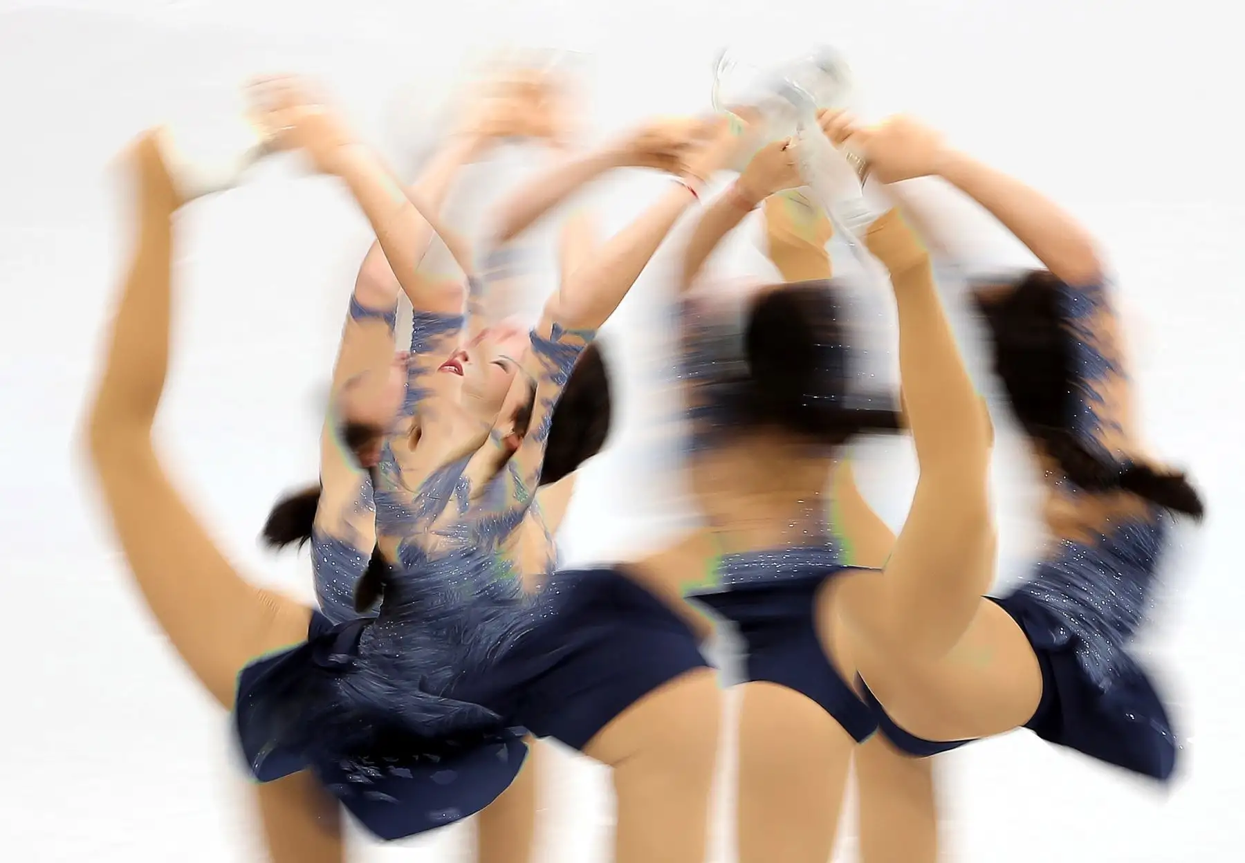 MINSK (BIELORRUSIA). Fotografía de exposición múltiple que muestra a la ucraniana Anastasia Gozhva durante su ejercicio de programa corto individual femenino en los Campeonatos de Europa que se celebran este miércoles en Minsk (Bielorrusia). Foto: EFE