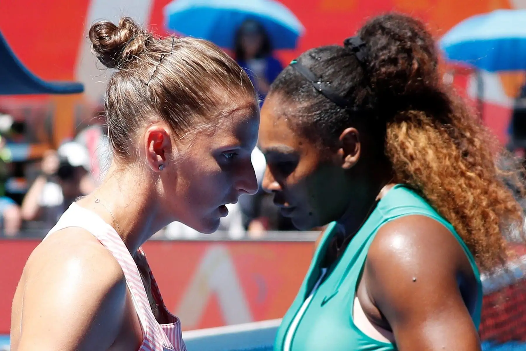 MELBOURNE (AUSTRALIA). La estadounidense Serena Williams (d) se cruza con la checa Karolina Pliskova durante un partido de cuartos de final del Abierto Australia que se disputa este miércoles en Melbourne (Australia). Foto: EFE
