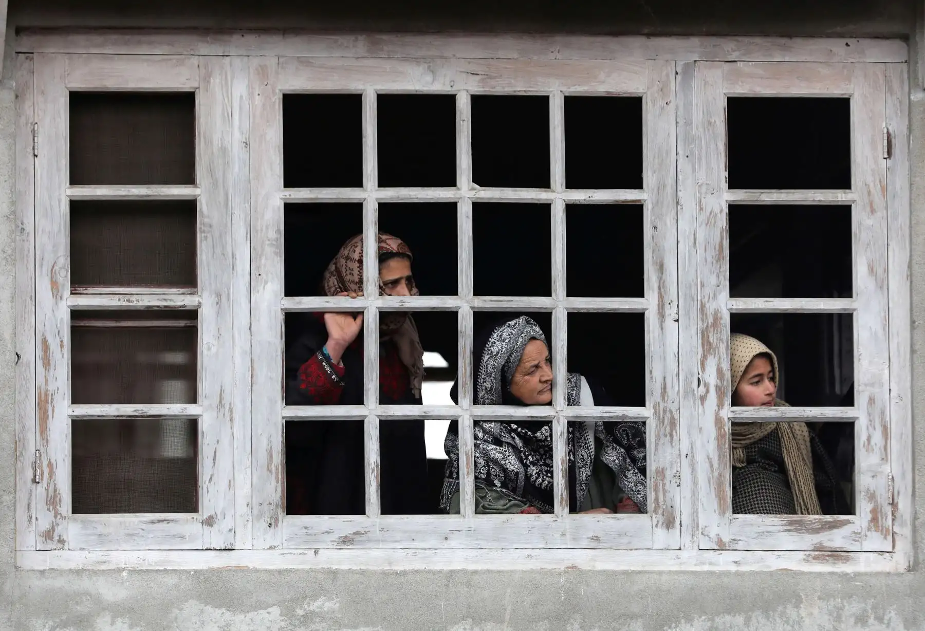 NOWPORA PULWAMA (INDIA). Mujeres cachemiras observan desde una ventana el cortejo fúnebre del militante Tauseed en el pueblo de Nowpora, a unos 37 kilómetros de Srinagar, la capital de verano de Cachemira. Seis combatientes han muerto en dos enfrentamientos con fuerzas de seguridad de la India en los dos últimos días en la Cachemira india.Foto: EFE