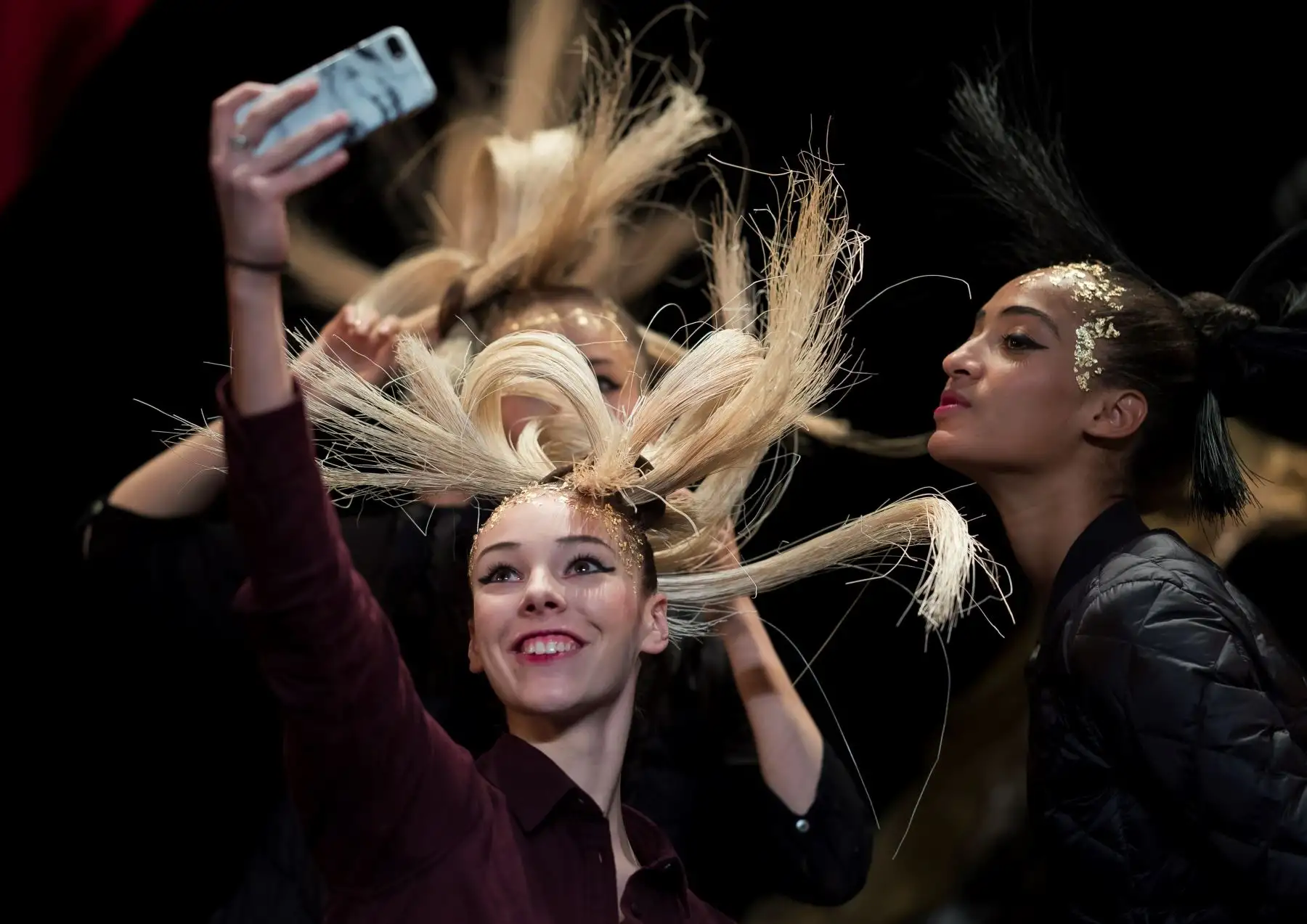 PARIS (FRANCIA). Varias modelos se hacen un selfi antes de participar en la presentación de la colección primavera-verano 2019 de alta costura del diseñador galo Franck Sorbier este miércoles en el ámbito de la Semana de la Moda de París (Francia). Foto:  EFE