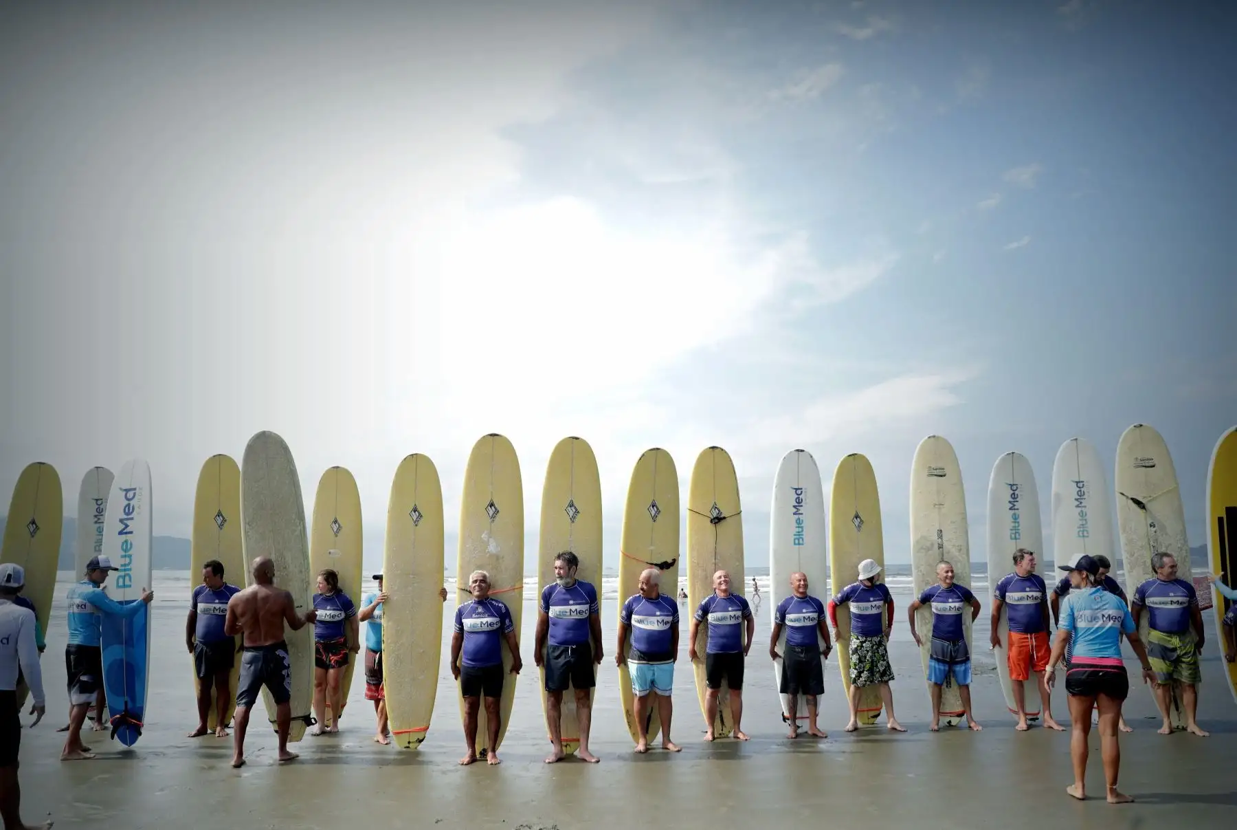 SANTOS (BRASIL). Un grupo de mayores de 50 años práctica surf durante una clase que imparte "Escuela Radical" en Santos (Brasil). Con el espíritu aloha por bandera, un grupo de mayores de 50 años en Brasil ha encontrado en el surf una "nueva forma de vida" que, en algunos casos, se ha convertido en la vacuna perfecta contra los prejuicios de la vejez, la soledad y hasta la depresión. Foto: EFE
